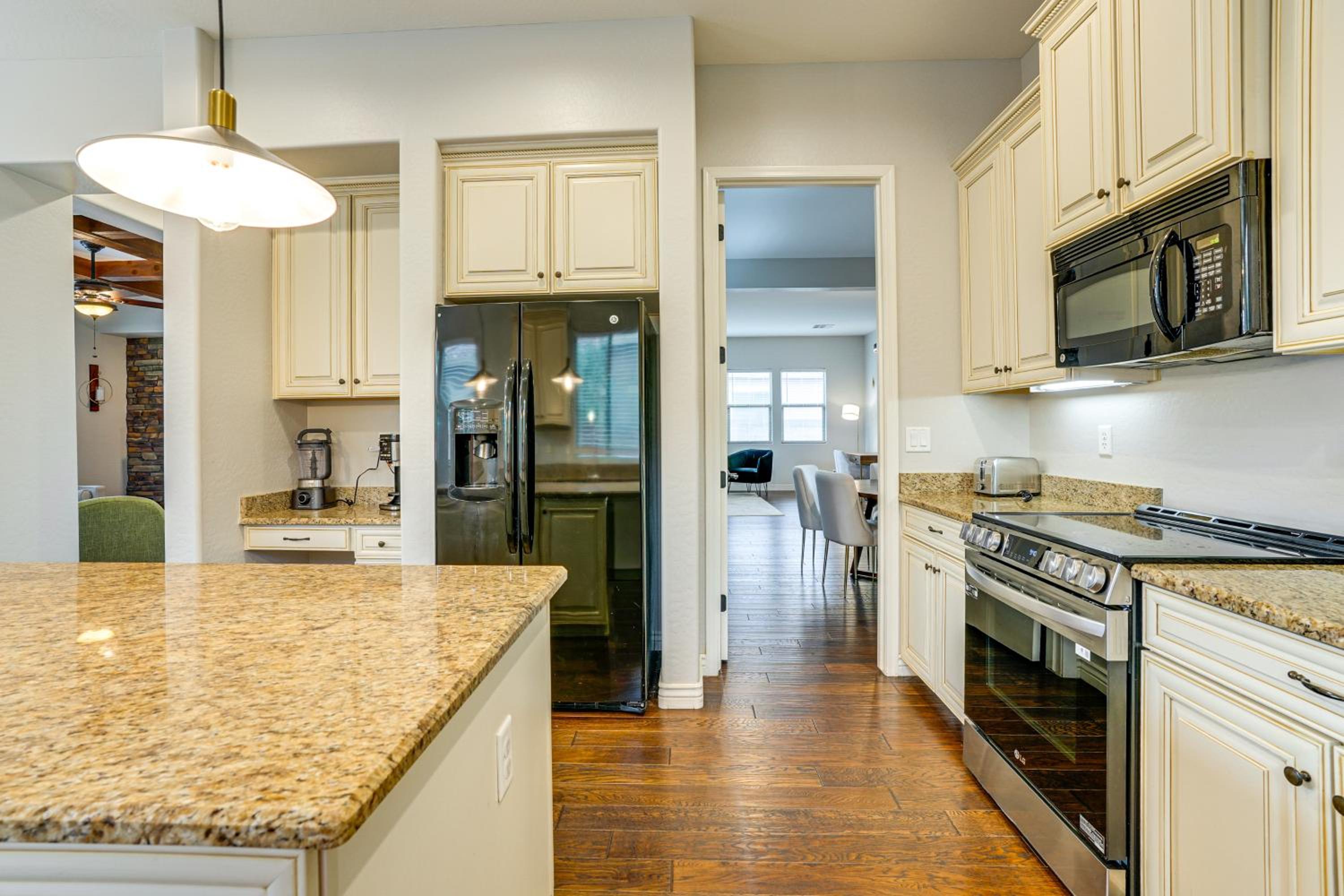 Pool, Views and Ample Space! Sunny Goodyear Retreat
