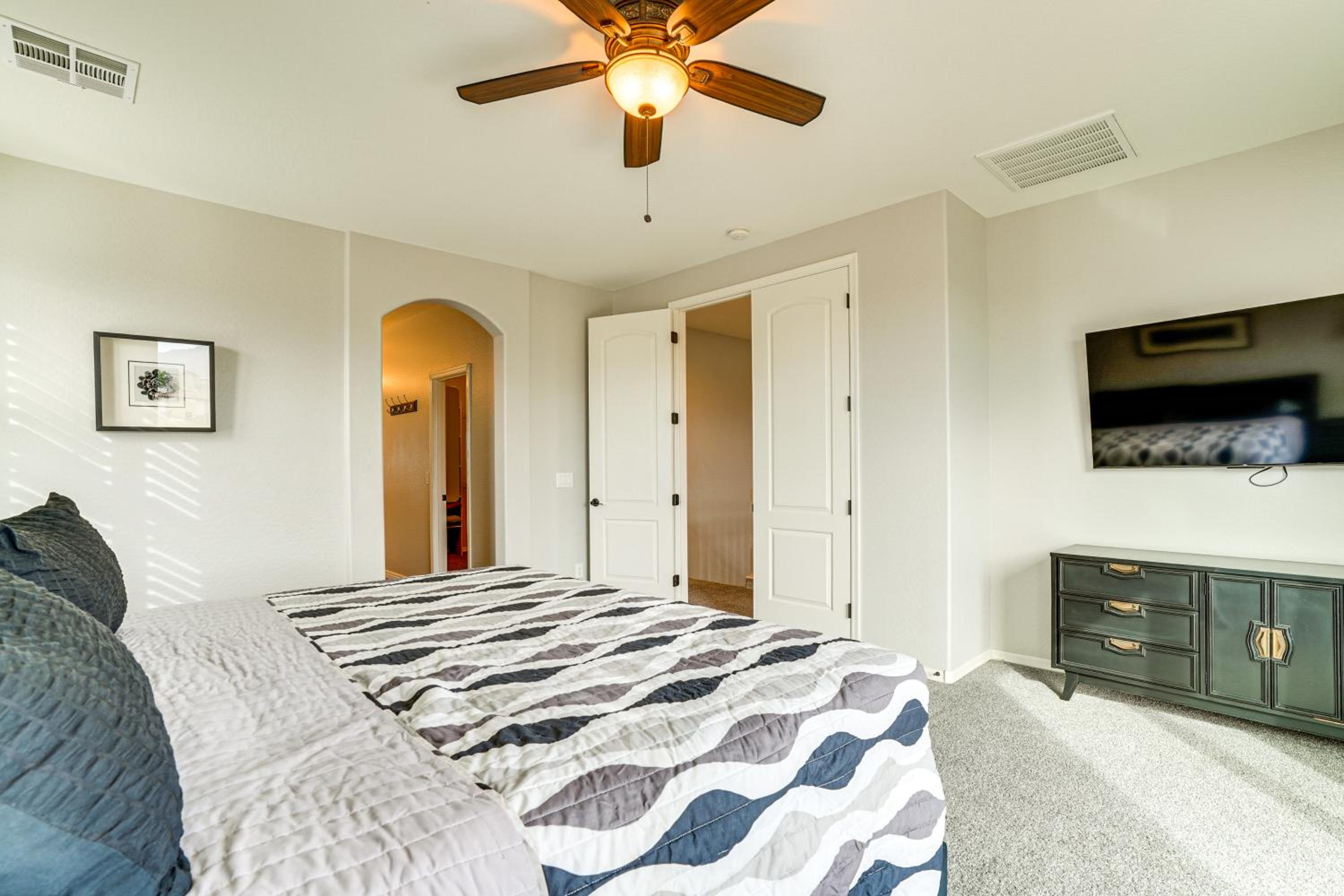Pool, Views and Ample Space! Sunny Goodyear Retreat