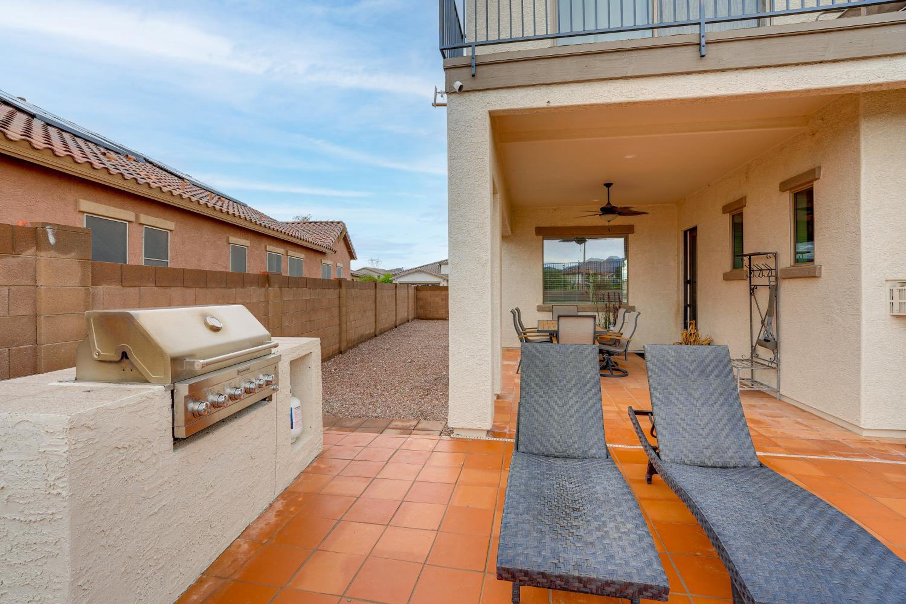 Pool, Views and Ample Space! Sunny Goodyear Retreat