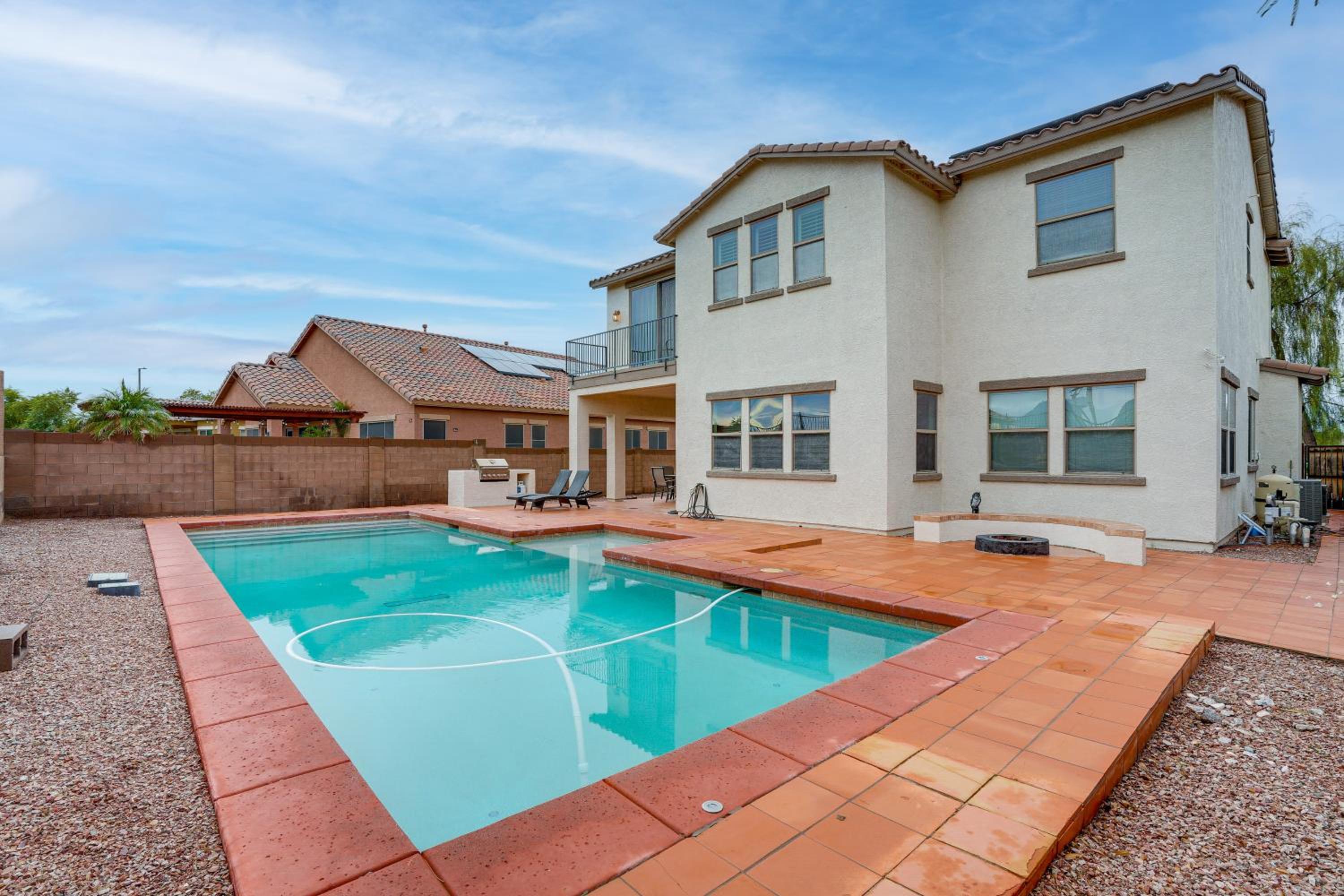 Pool, Views and Ample Space! Sunny Goodyear Retreat