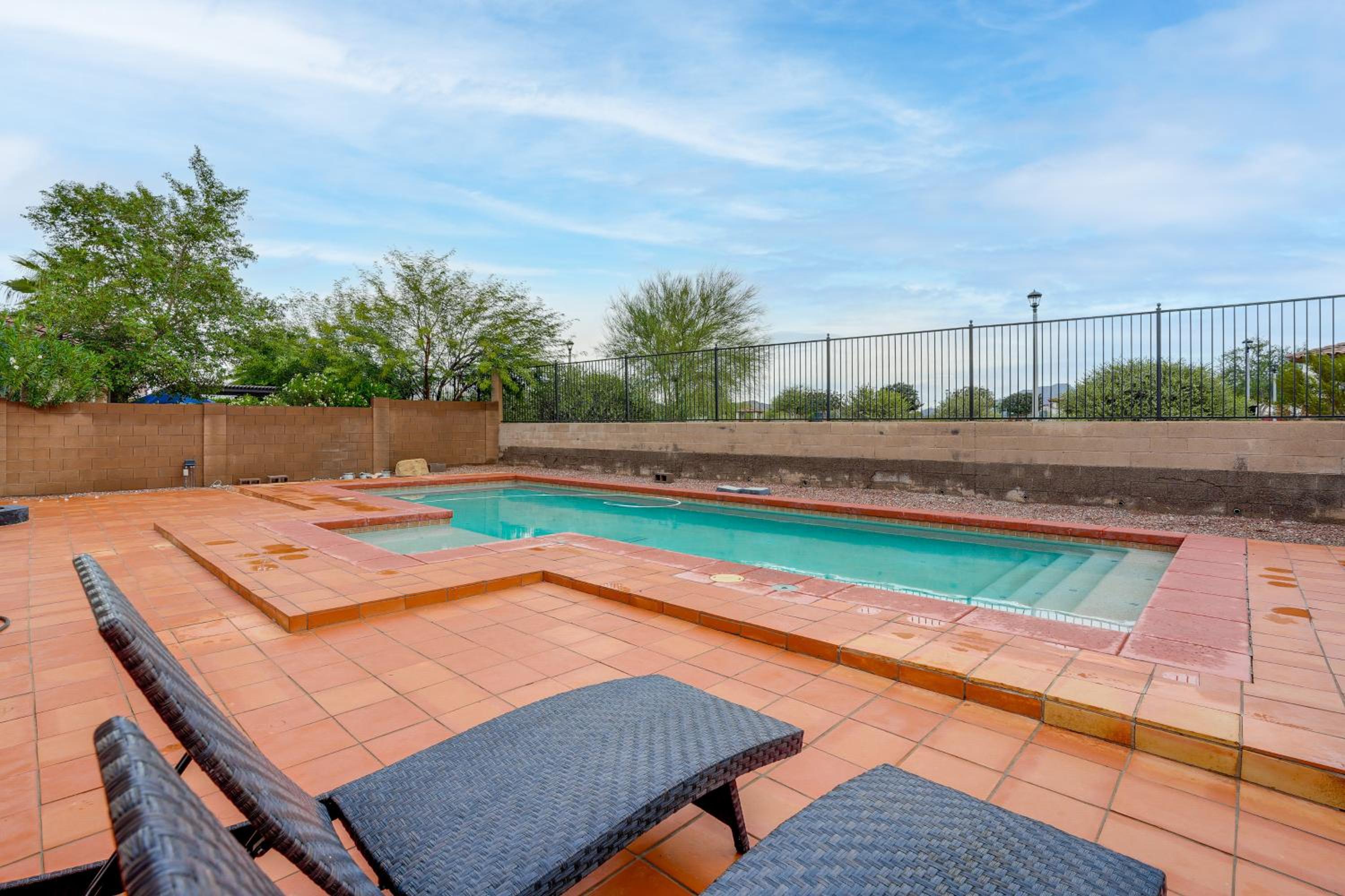 Pool, Views and Ample Space! Sunny Goodyear Retreat