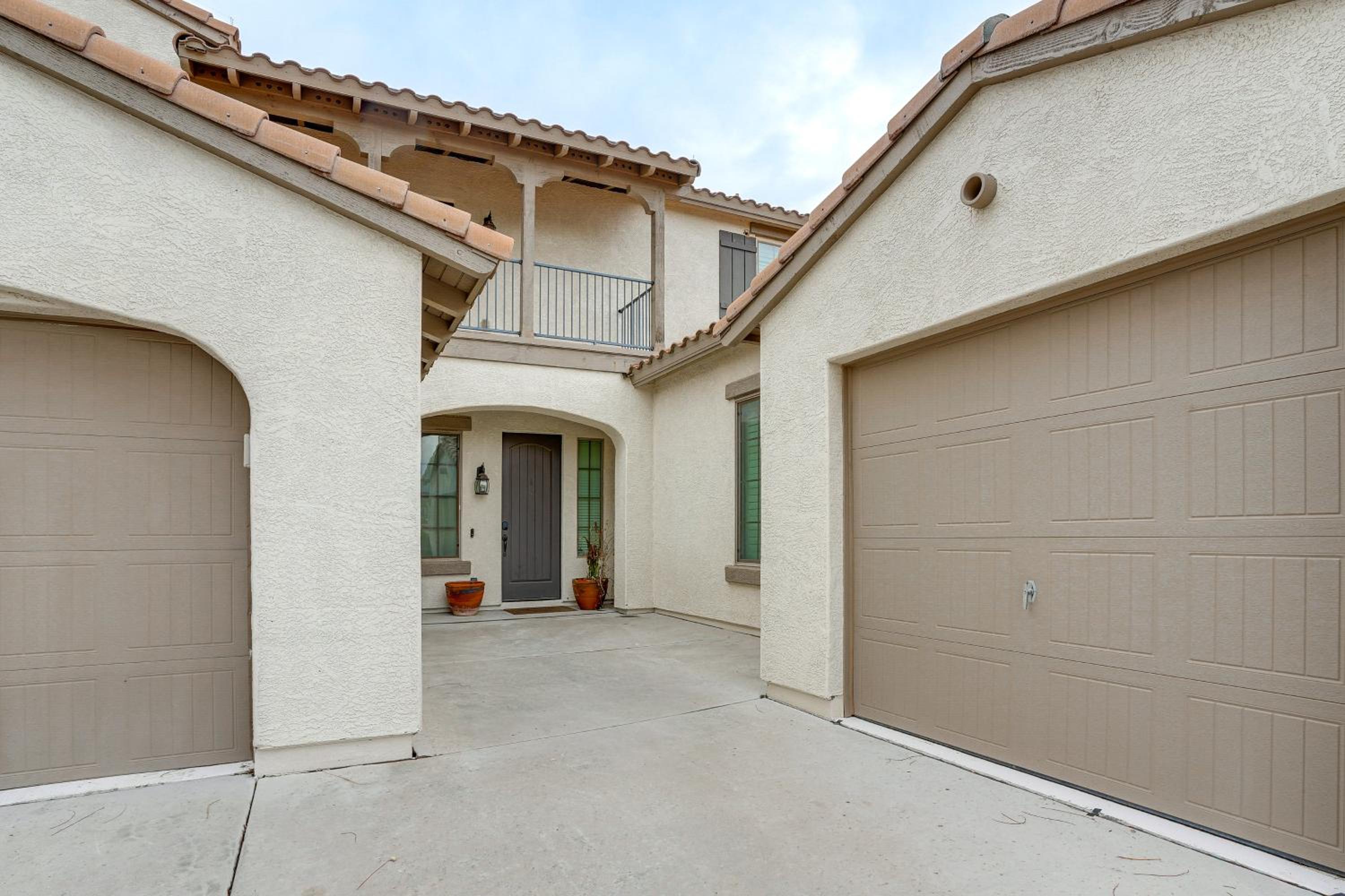 Pool, Views and Ample Space! Sunny Goodyear Retreat