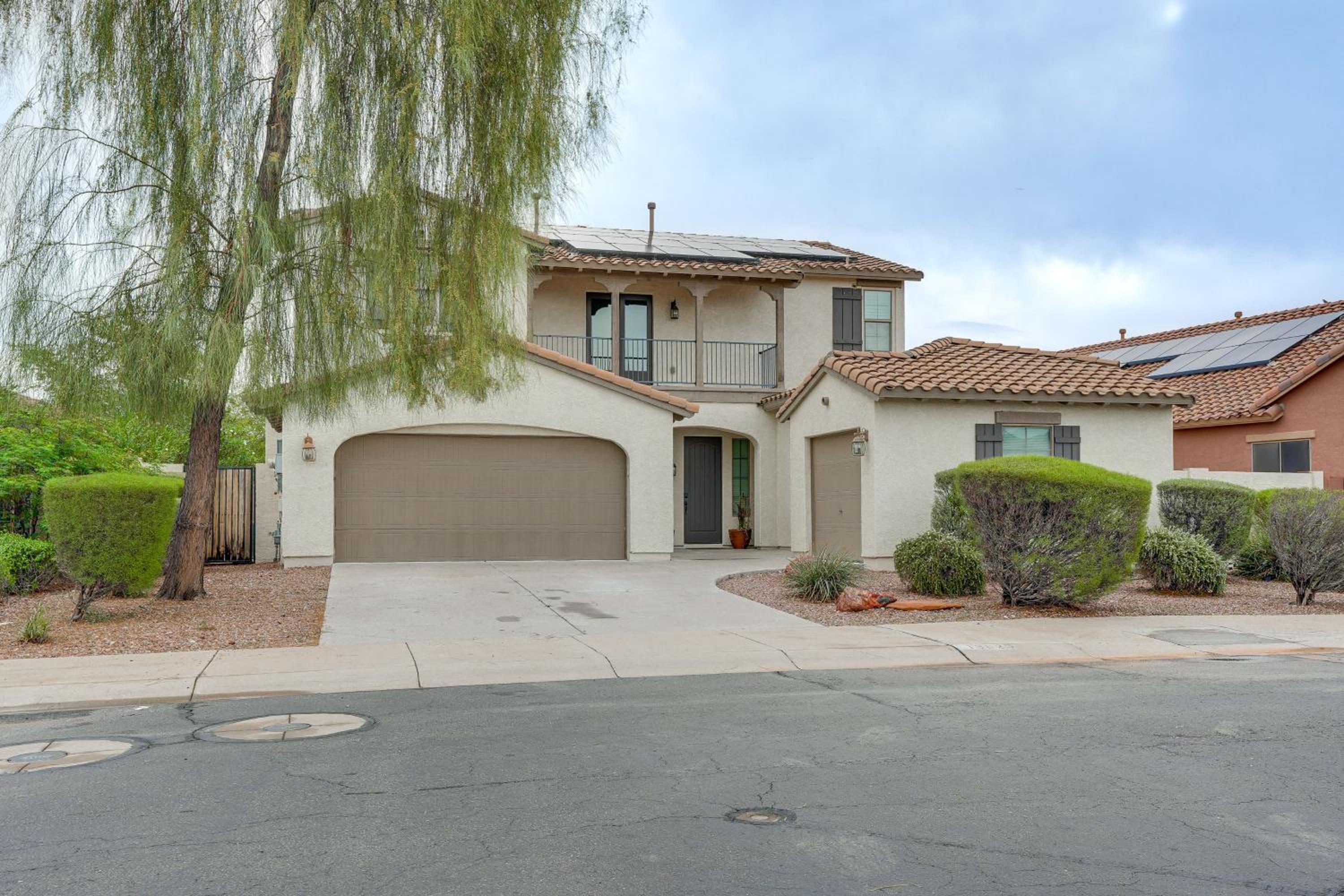Pool, Views and Ample Space! Sunny Goodyear Retreat