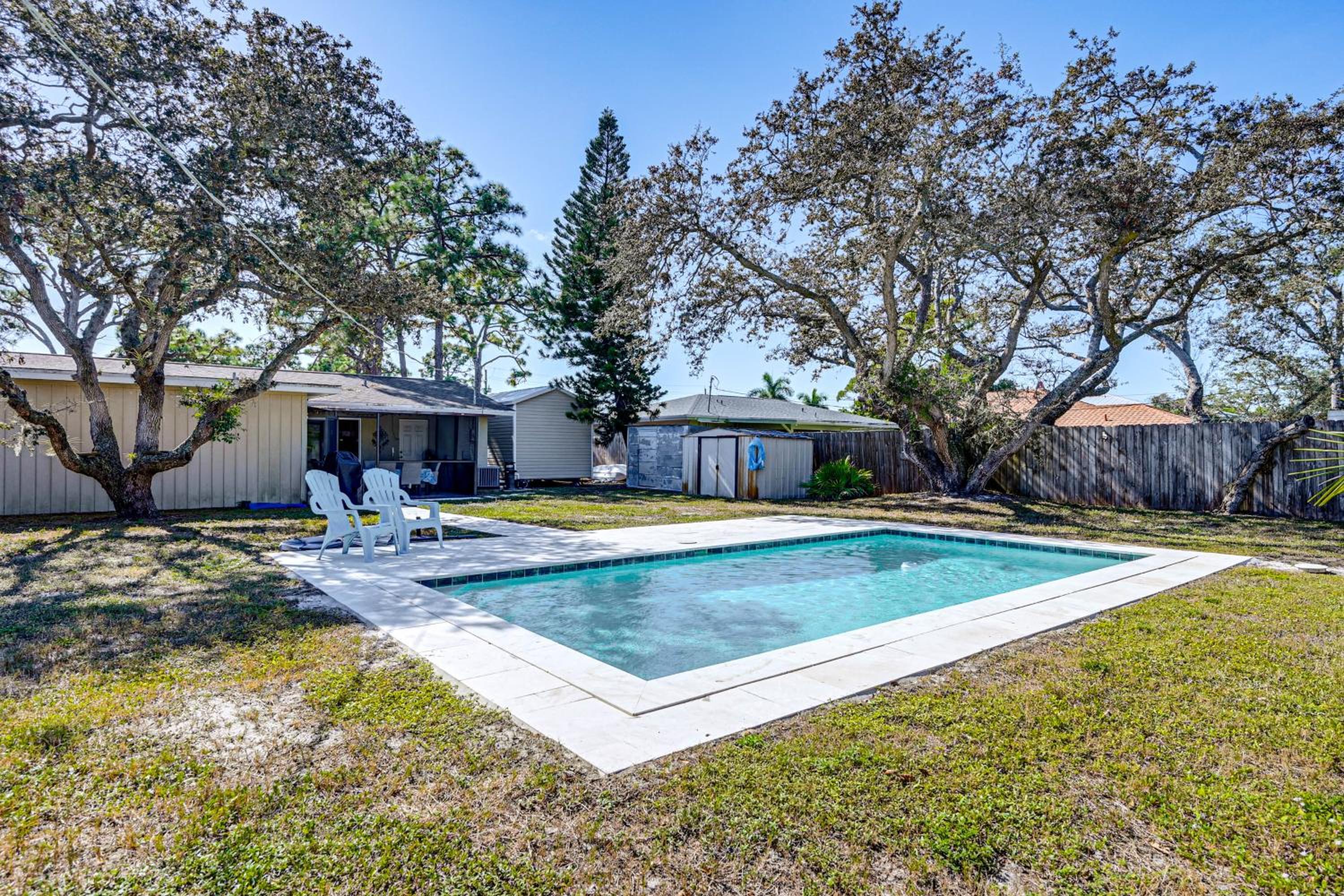 Pet Friendly! Sunny Getaway 3 Mi to Barefoot Beach