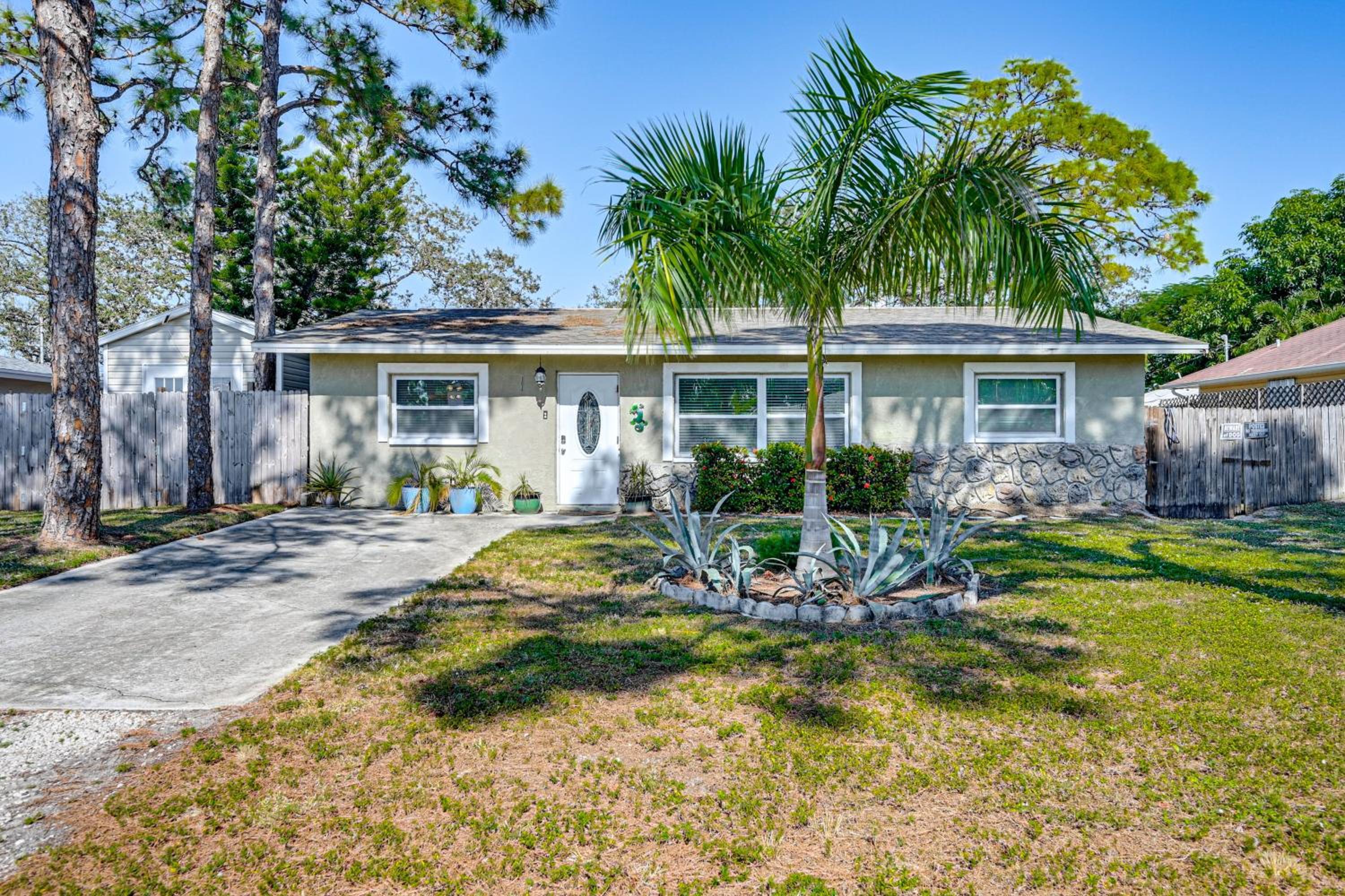 Pet Friendly! Sunny Getaway 3 Mi to Barefoot Beach
