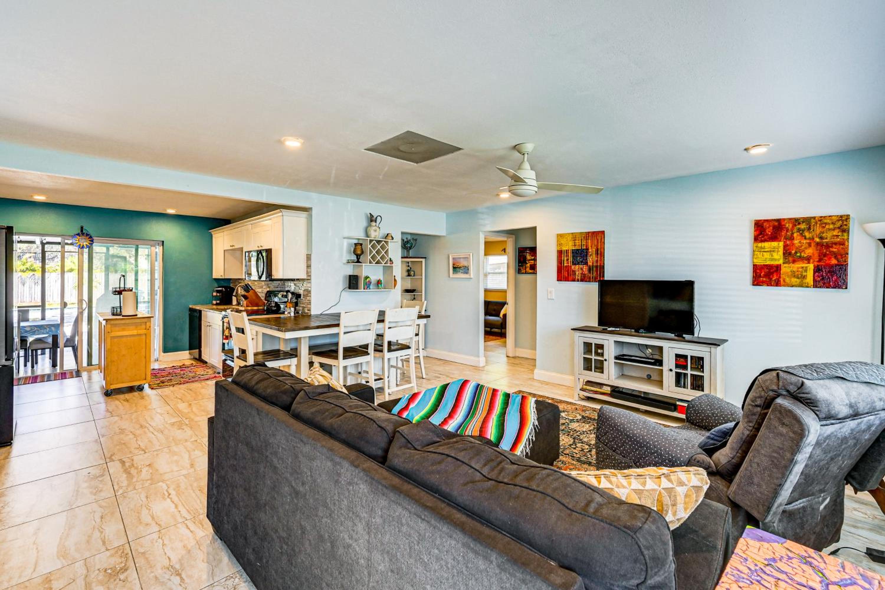 Pet Friendly! Sunny Getaway 3 Mi to Barefoot Beach