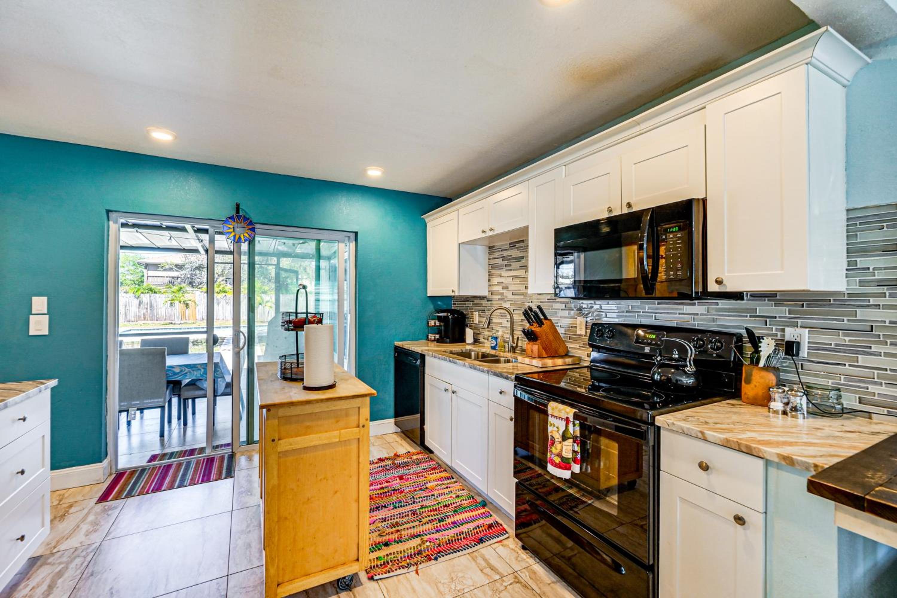 Pet Friendly! Sunny Getaway 3 Mi to Barefoot Beach
