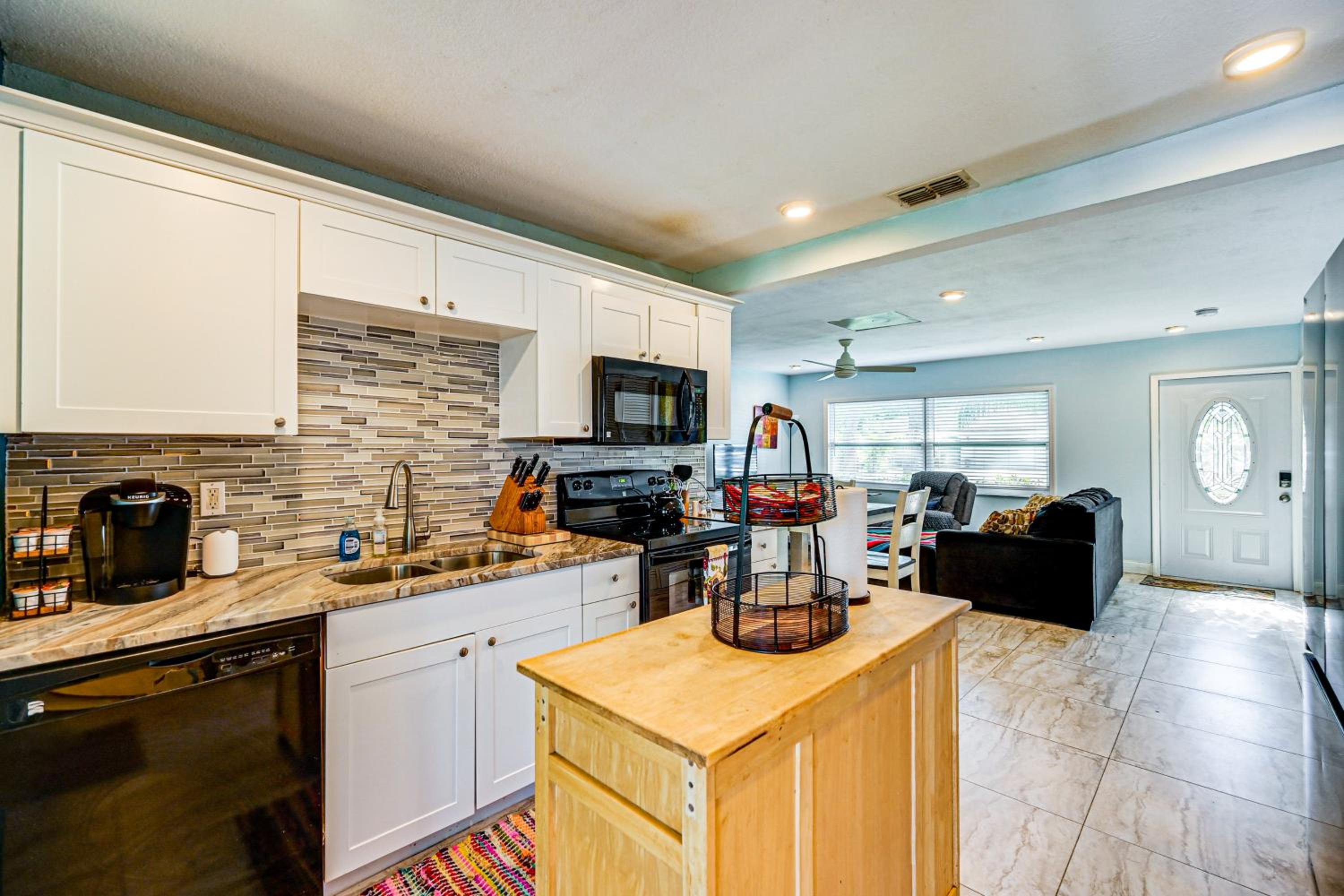 Pet Friendly! Sunny Getaway 3 Mi to Barefoot Beach