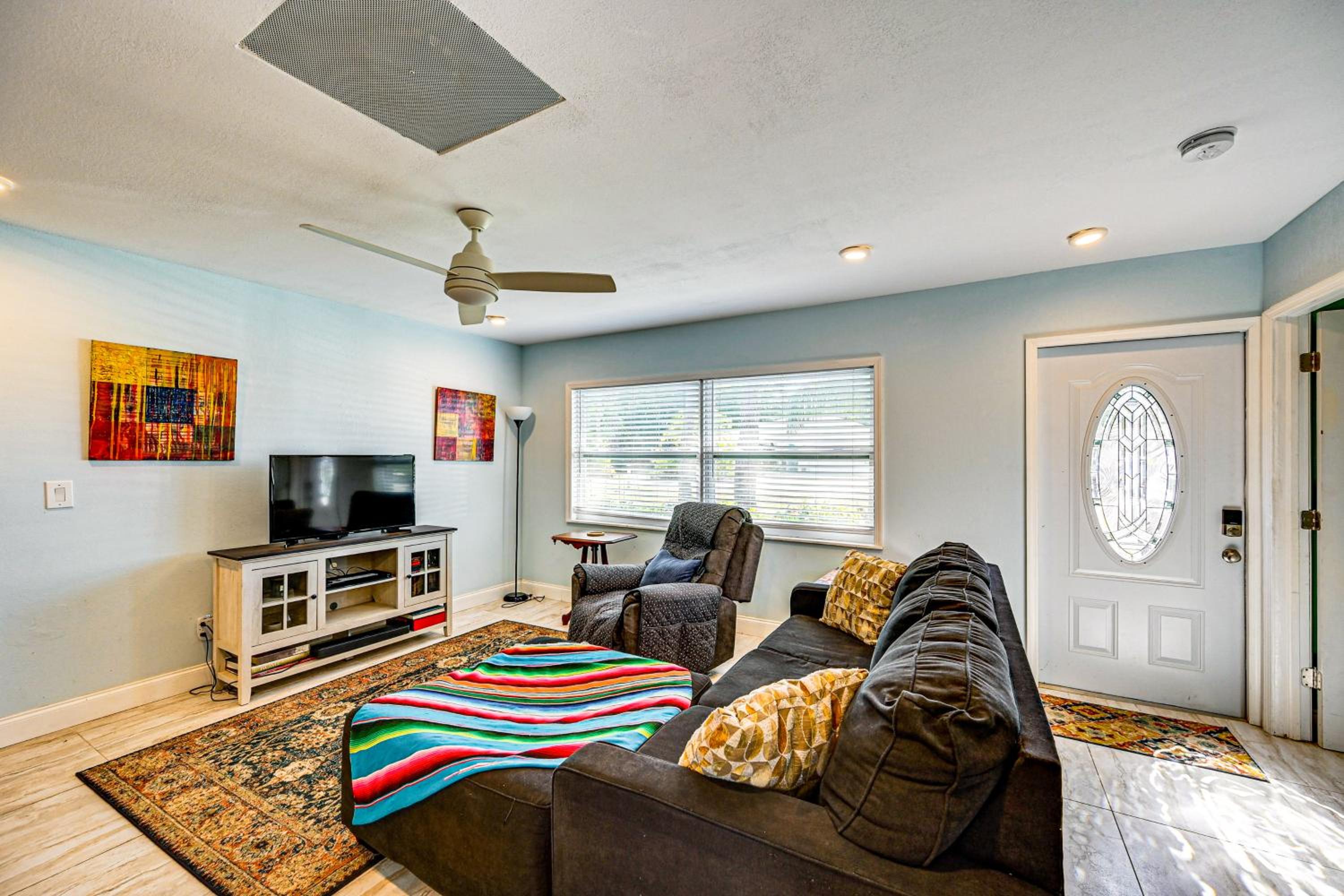 Pet Friendly! Sunny Getaway 3 Mi to Barefoot Beach