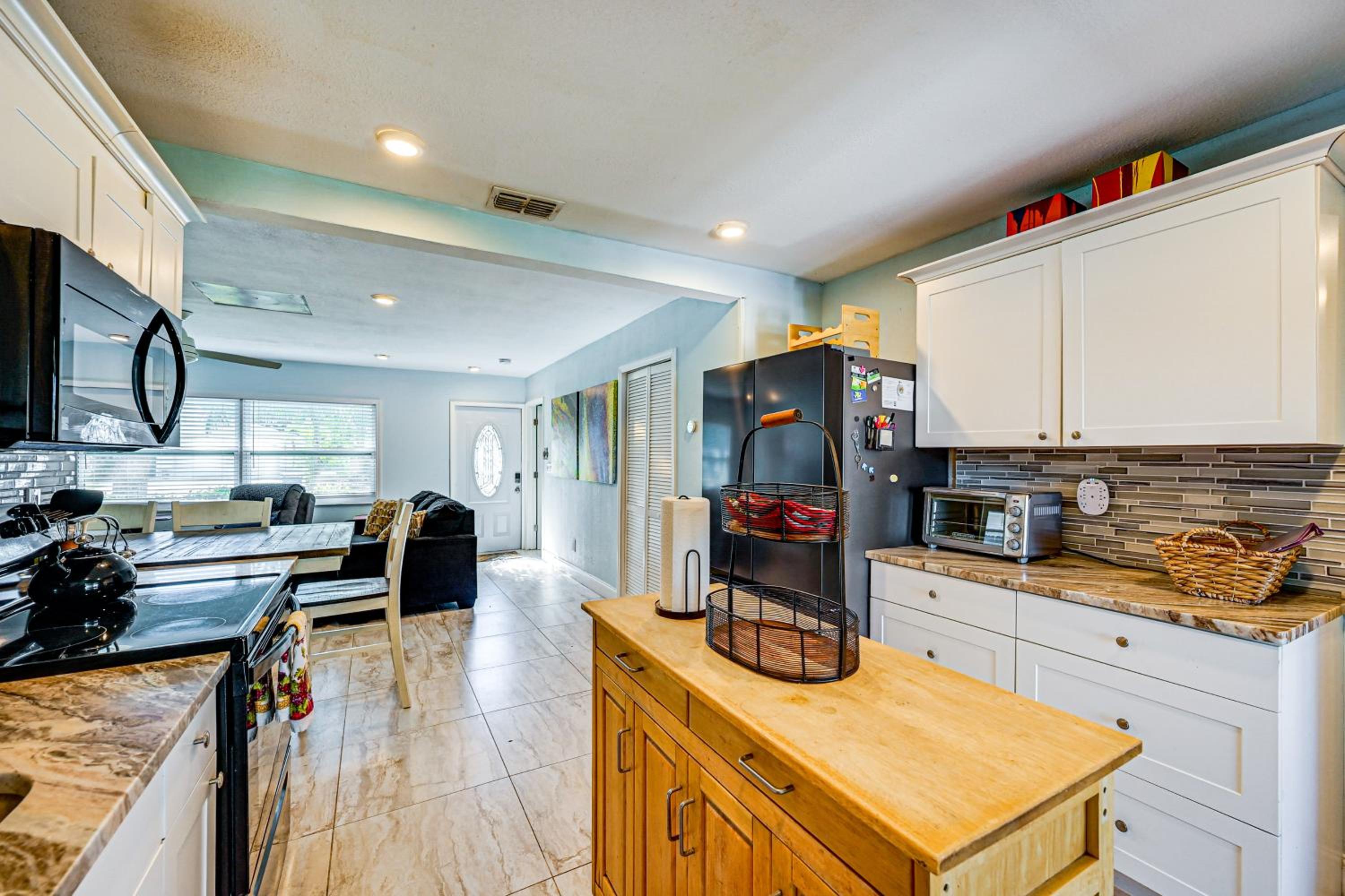 Pet Friendly! Sunny Getaway 3 Mi to Barefoot Beach