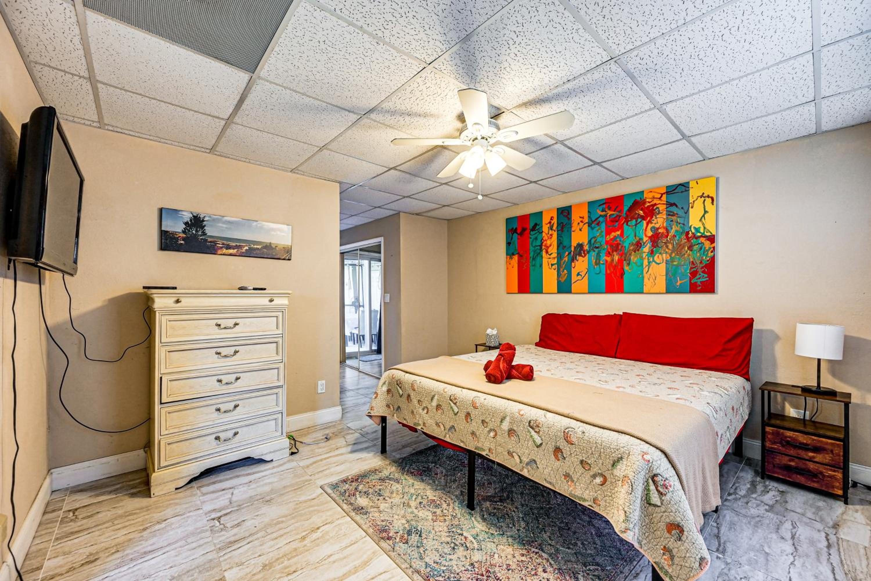 Pet Friendly! Sunny Getaway 3 Mi to Barefoot Beach