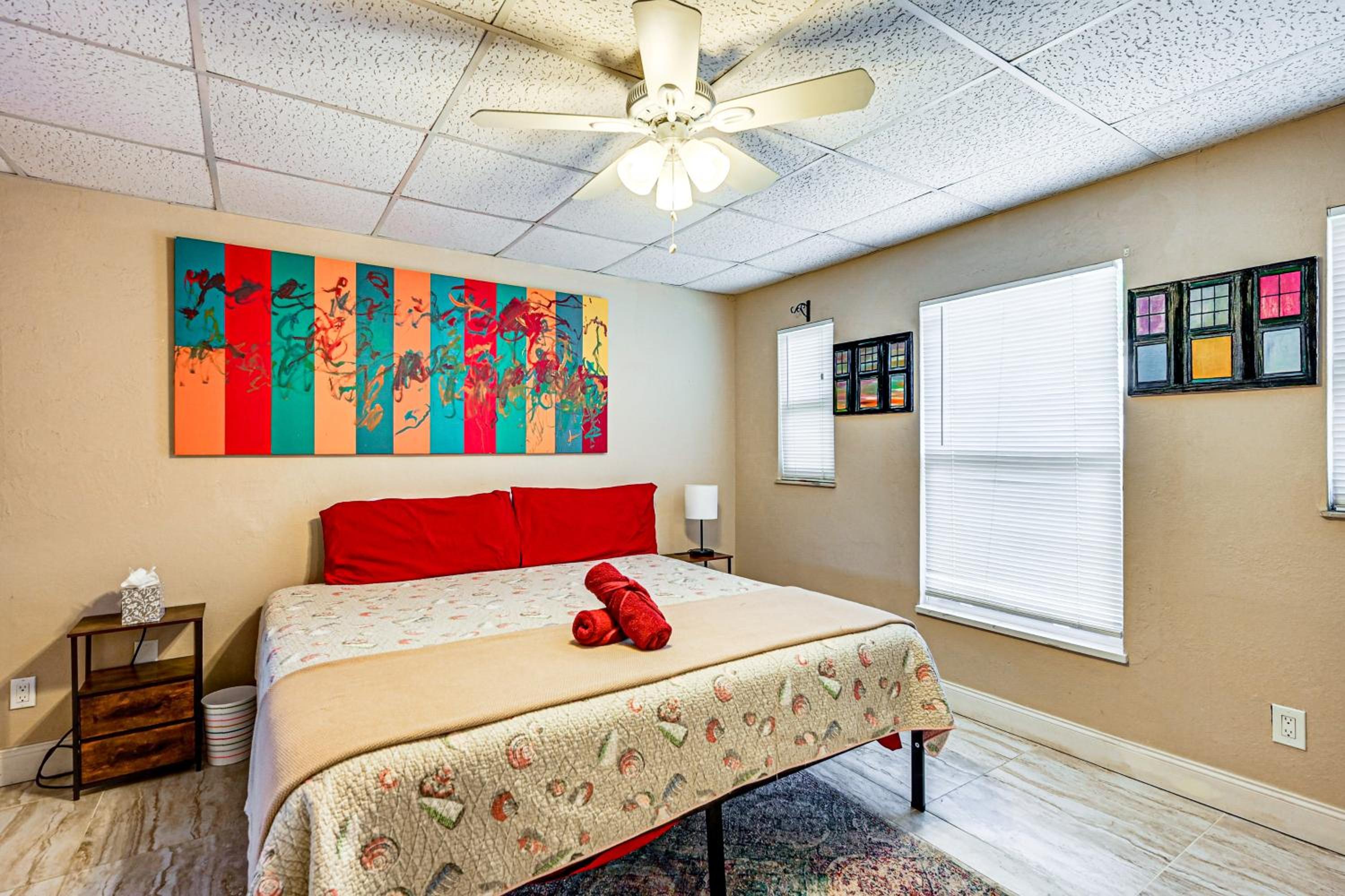 Pet Friendly! Sunny Getaway 3 Mi to Barefoot Beach