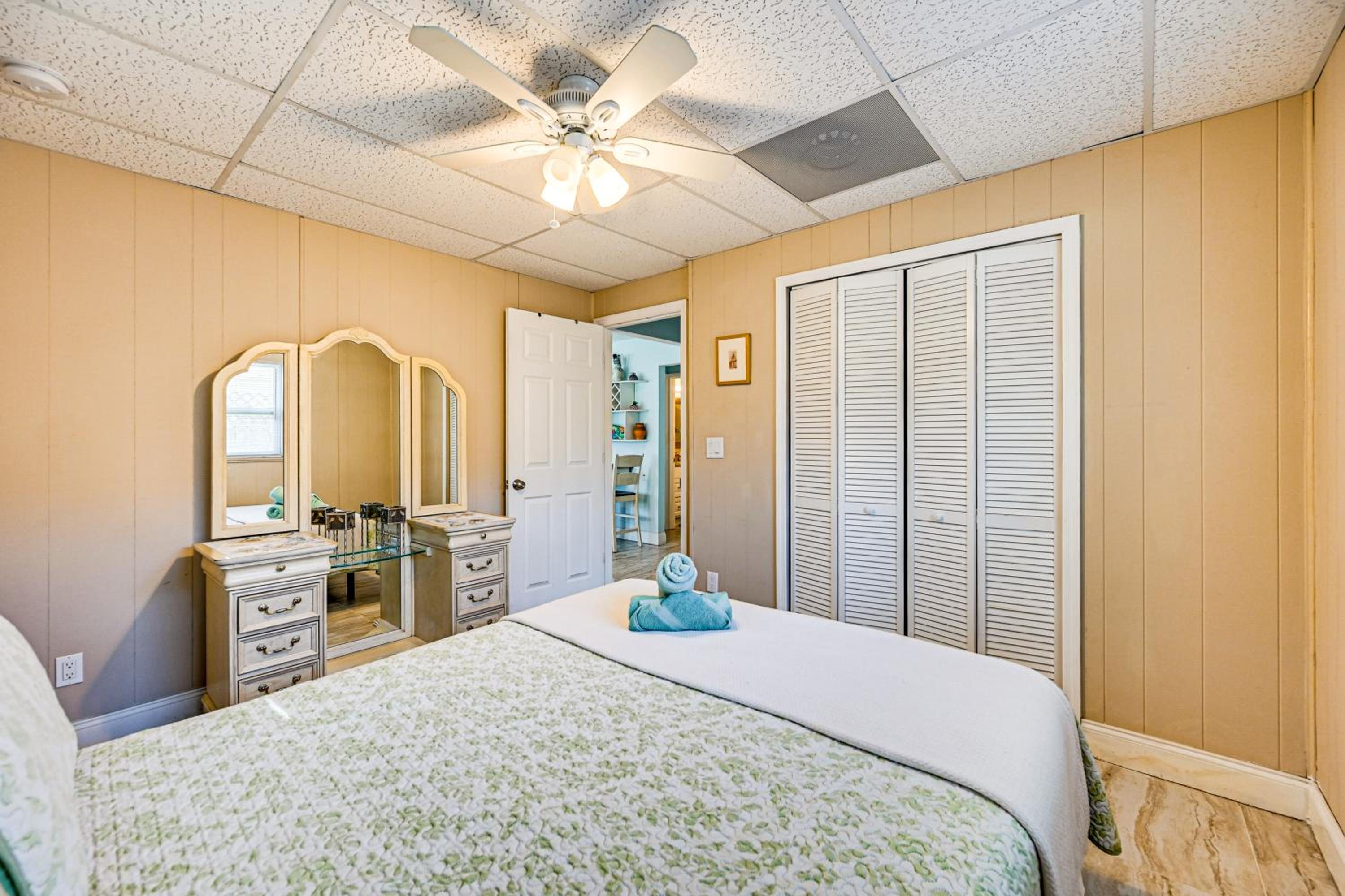 Pet Friendly! Sunny Getaway 3 Mi to Barefoot Beach