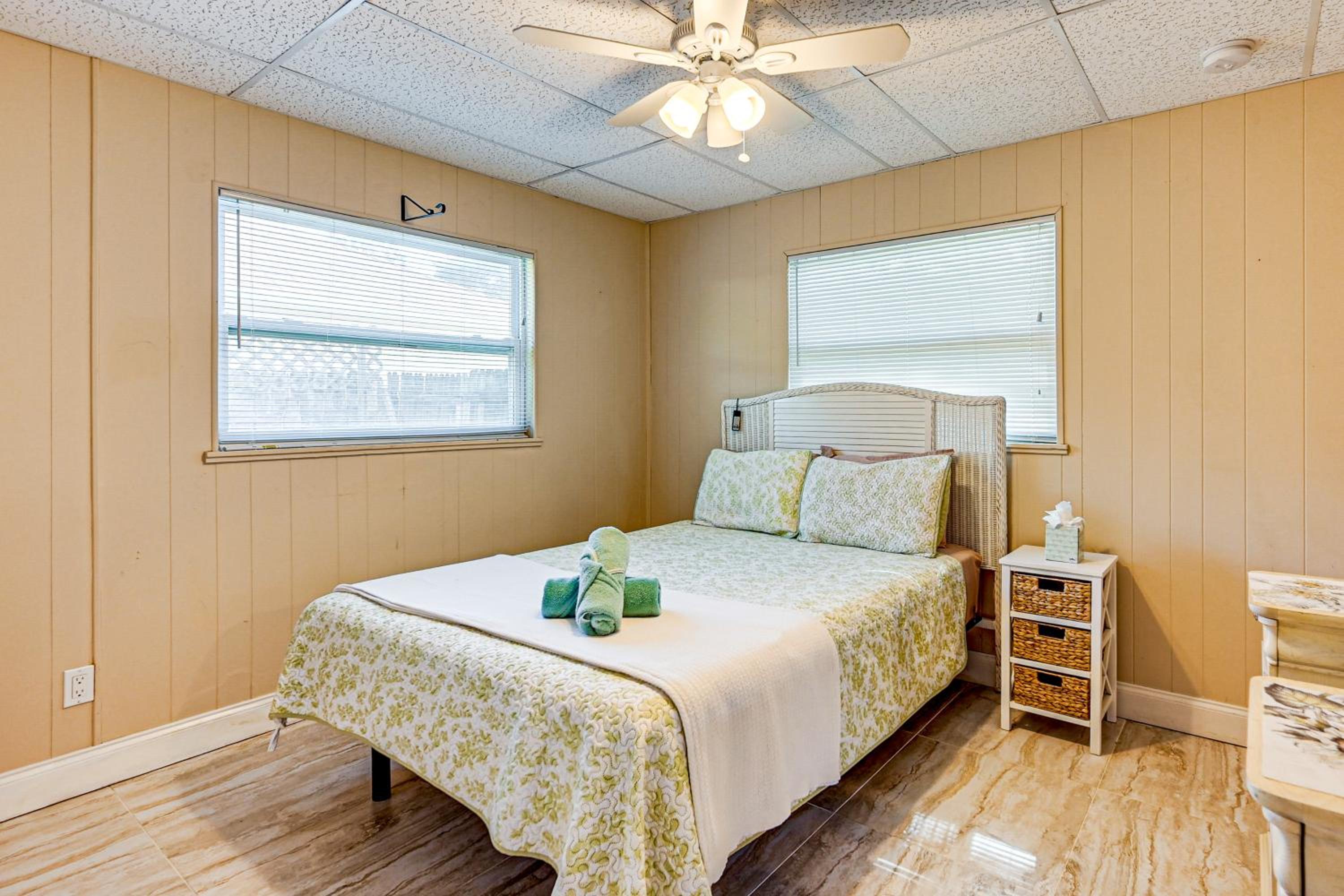 Pet Friendly! Sunny Getaway 3 Mi to Barefoot Beach
