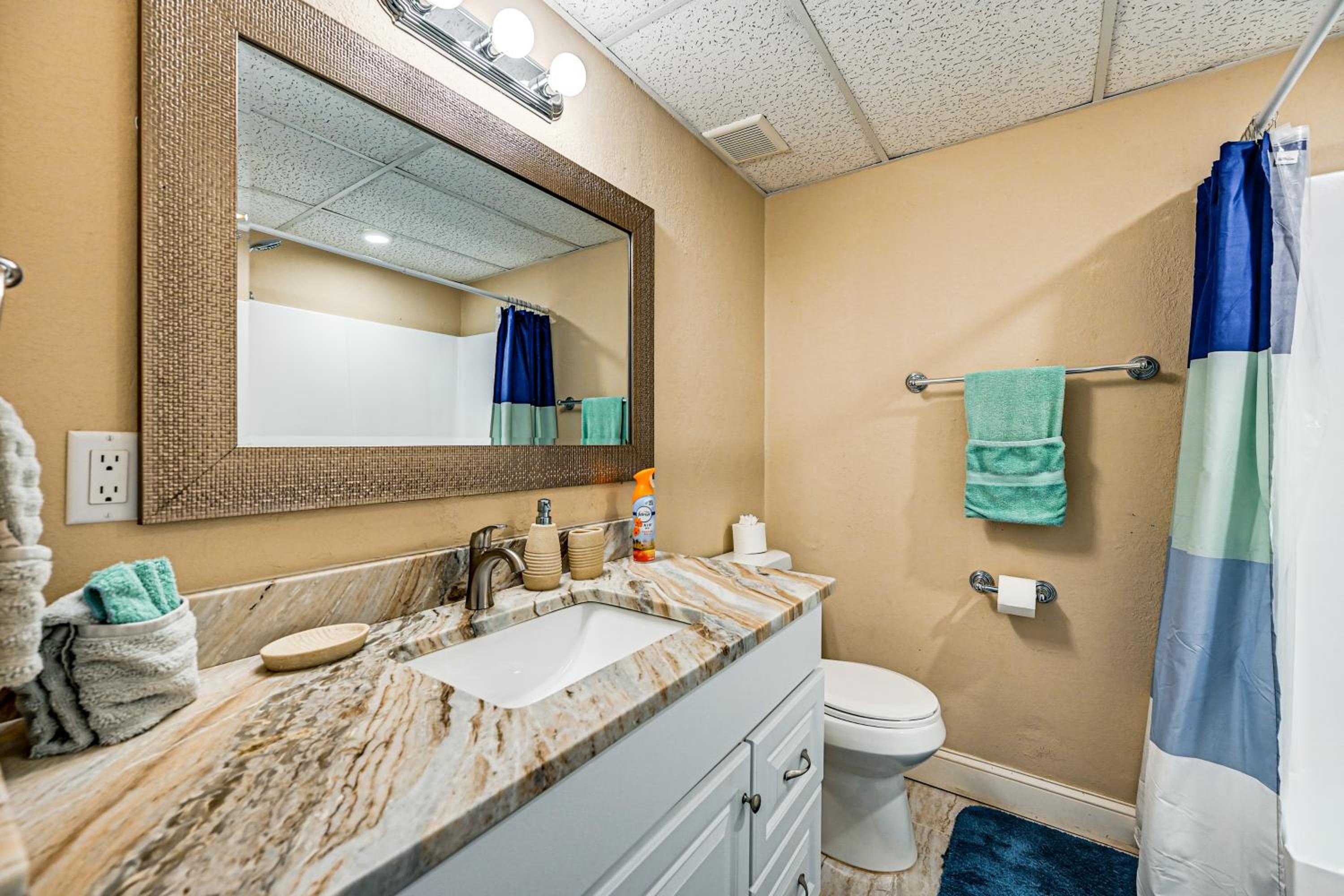 Pet Friendly! Sunny Getaway 3 Mi to Barefoot Beach