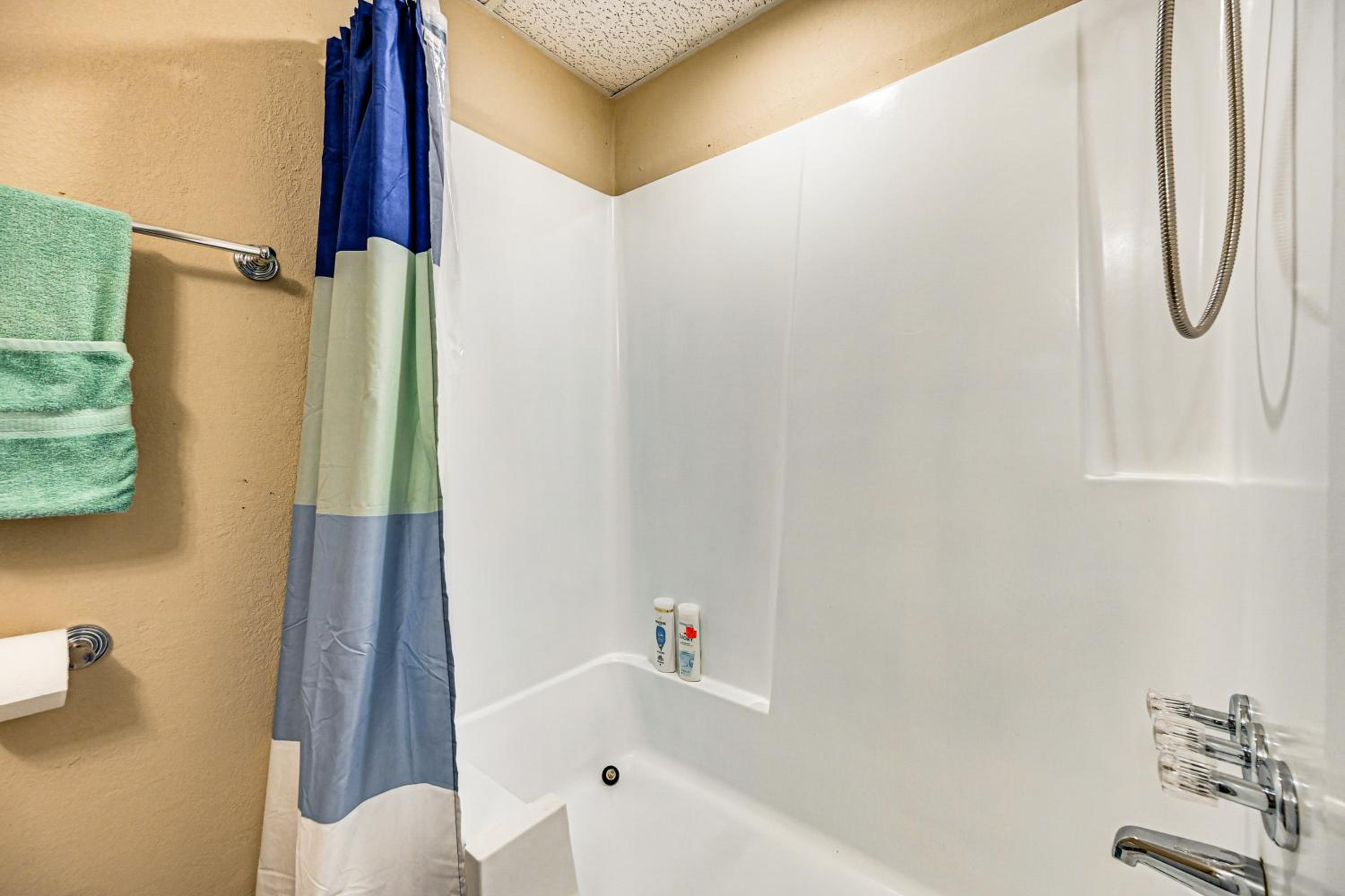 Pet Friendly! Sunny Getaway 3 Mi to Barefoot Beach