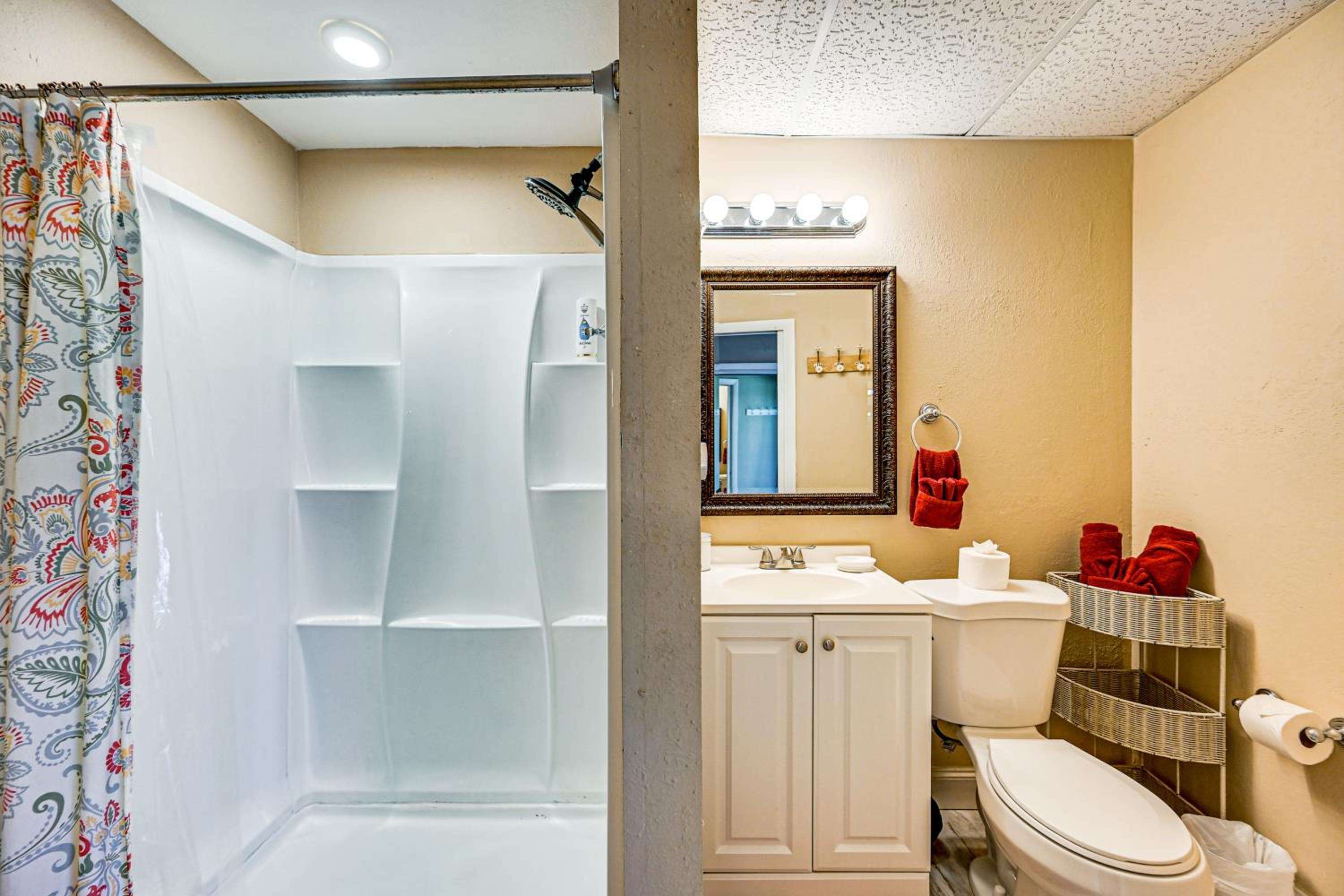 Pet Friendly! Sunny Getaway 3 Mi to Barefoot Beach