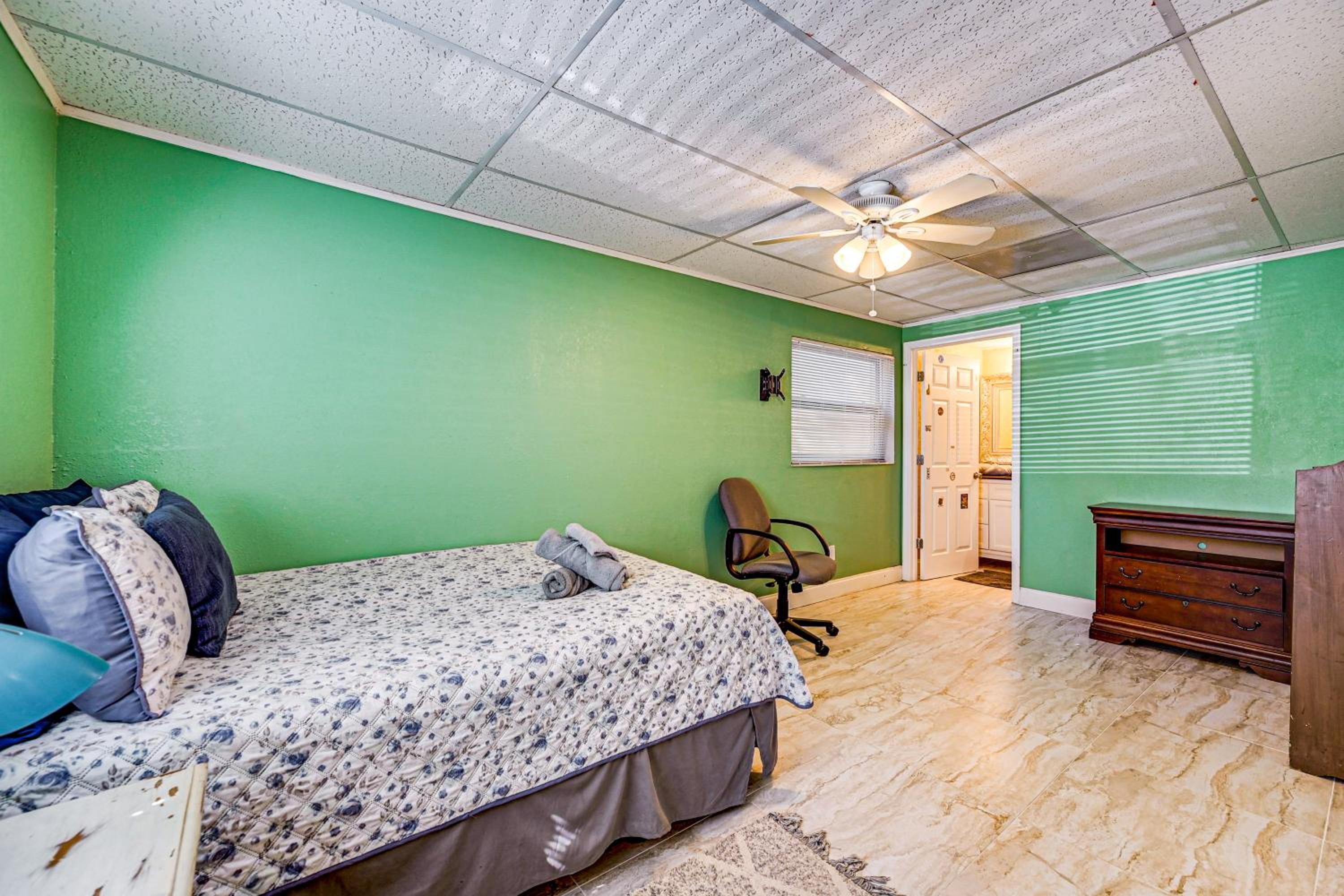 Pet Friendly! Sunny Getaway 3 Mi to Barefoot Beach