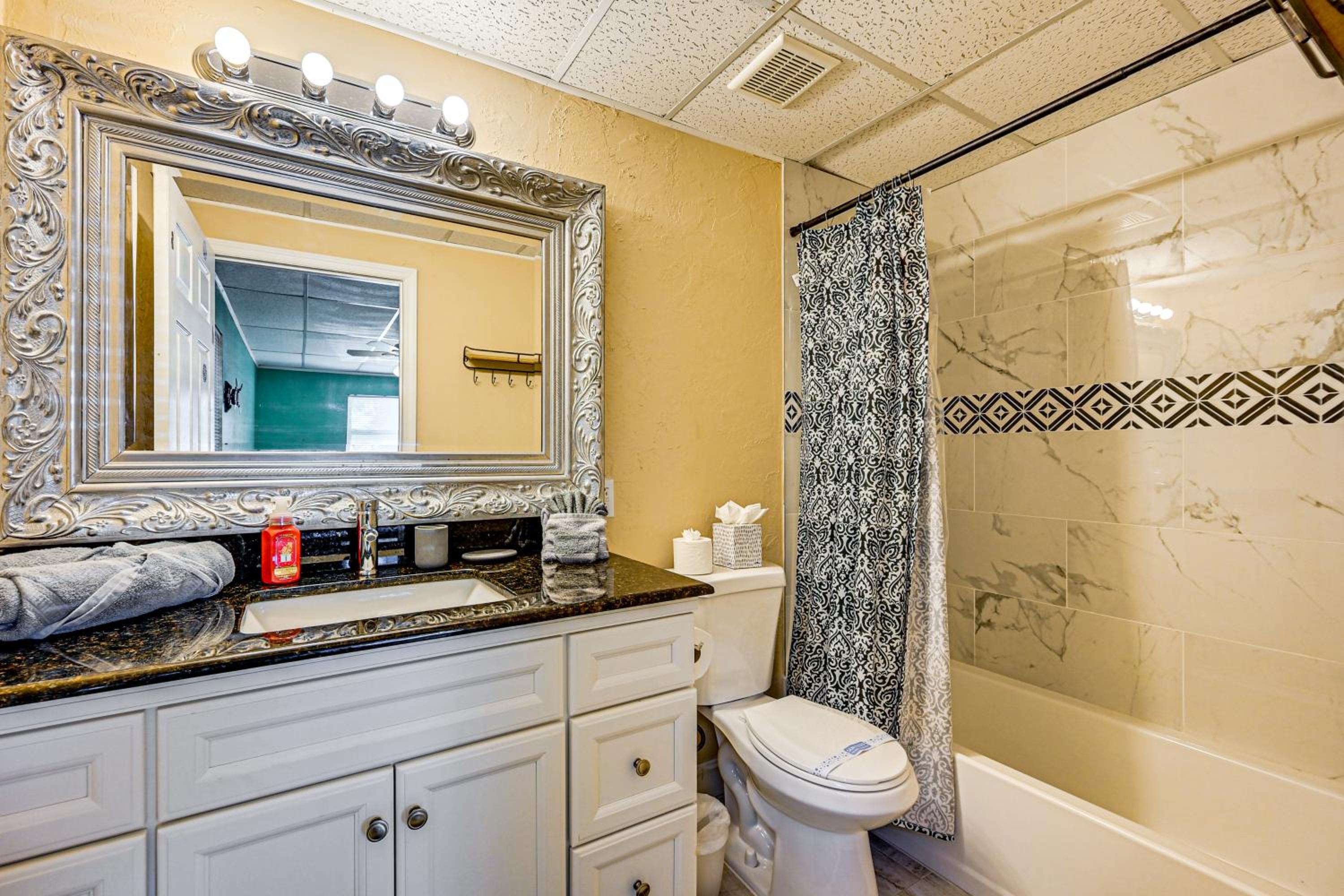 Pet Friendly! Sunny Getaway 3 Mi to Barefoot Beach