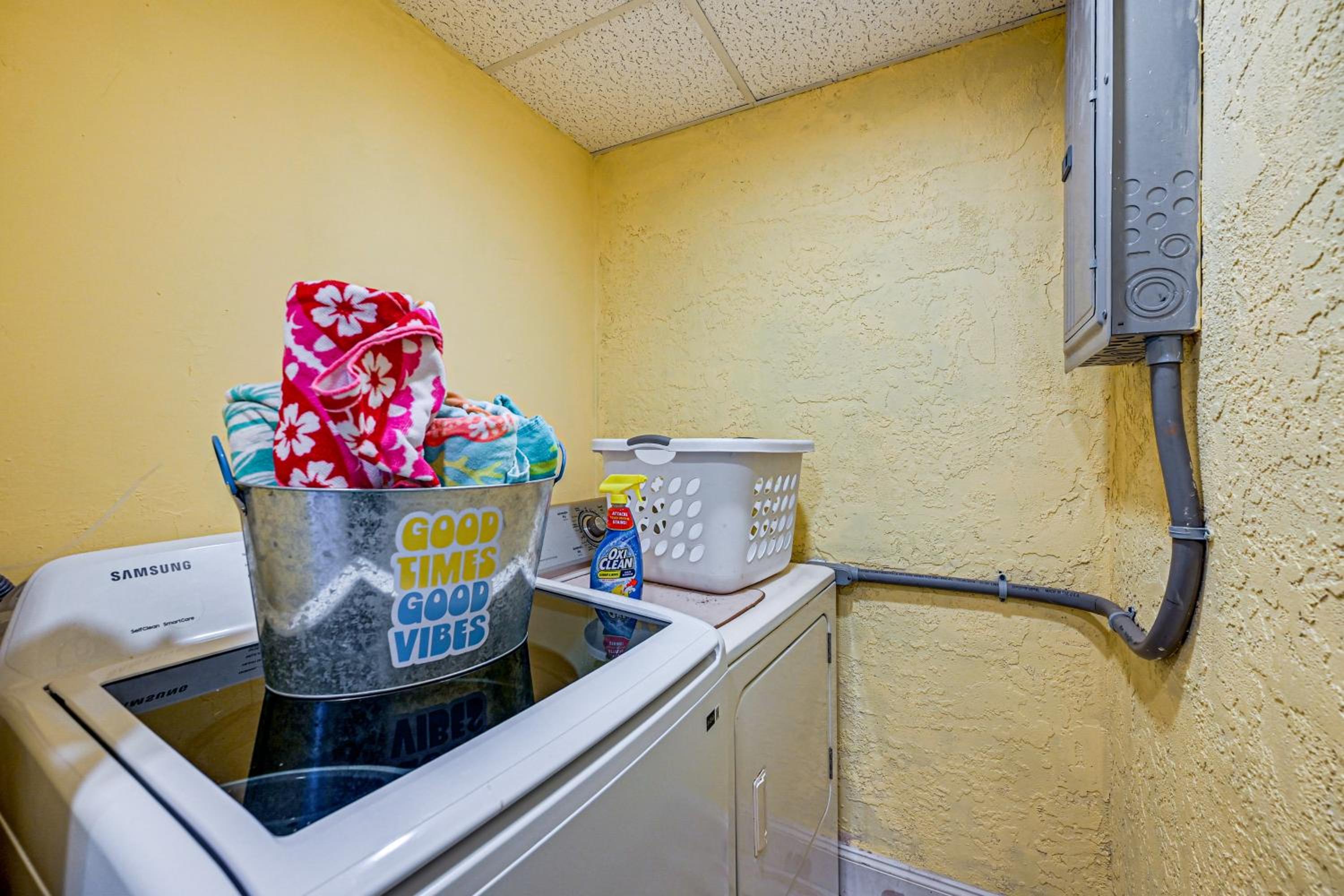 Pet Friendly! Sunny Getaway 3 Mi to Barefoot Beach