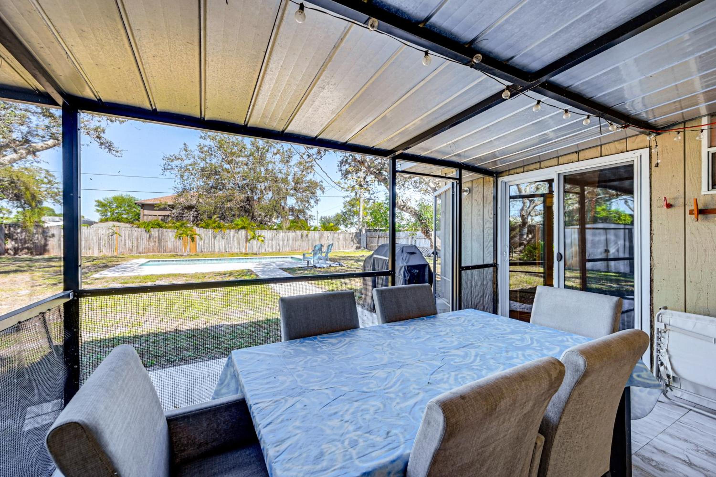 Pet Friendly! Sunny Getaway 3 Mi to Barefoot Beach