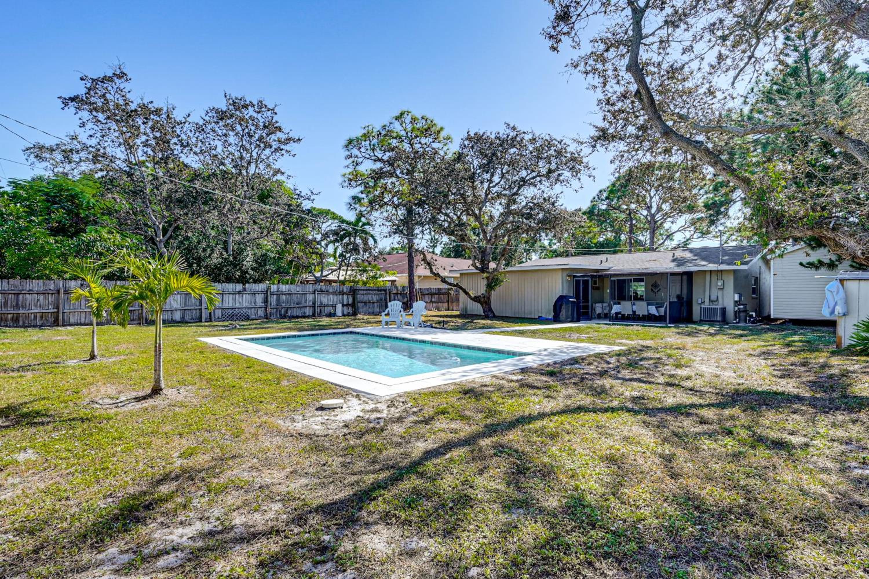 Pet Friendly! Sunny Getaway 3 Mi to Barefoot Beach
