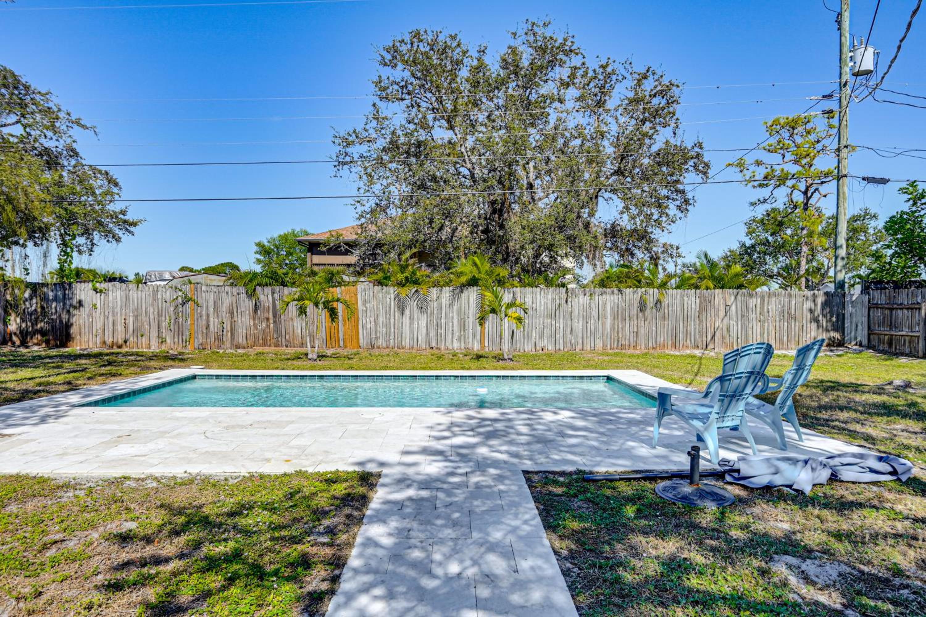 Pet Friendly! Sunny Getaway 3 Mi to Barefoot Beach