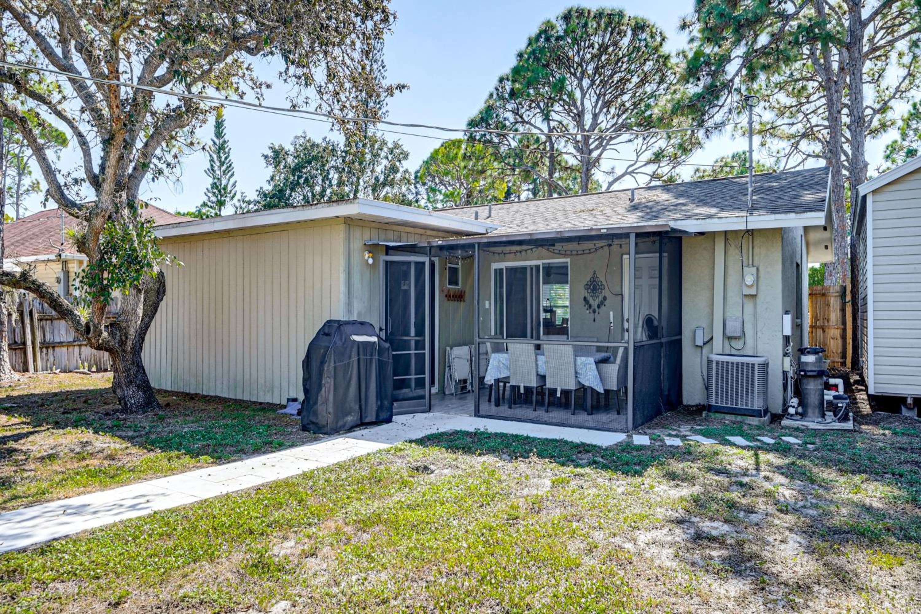 Pet Friendly! Sunny Getaway 3 Mi to Barefoot Beach
