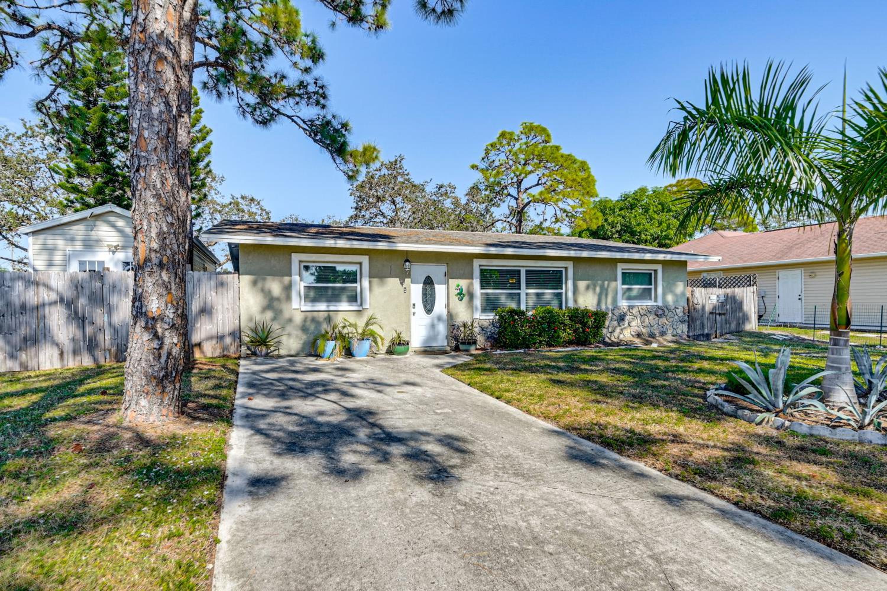 Pet Friendly! Sunny Getaway 3 Mi to Barefoot Beach