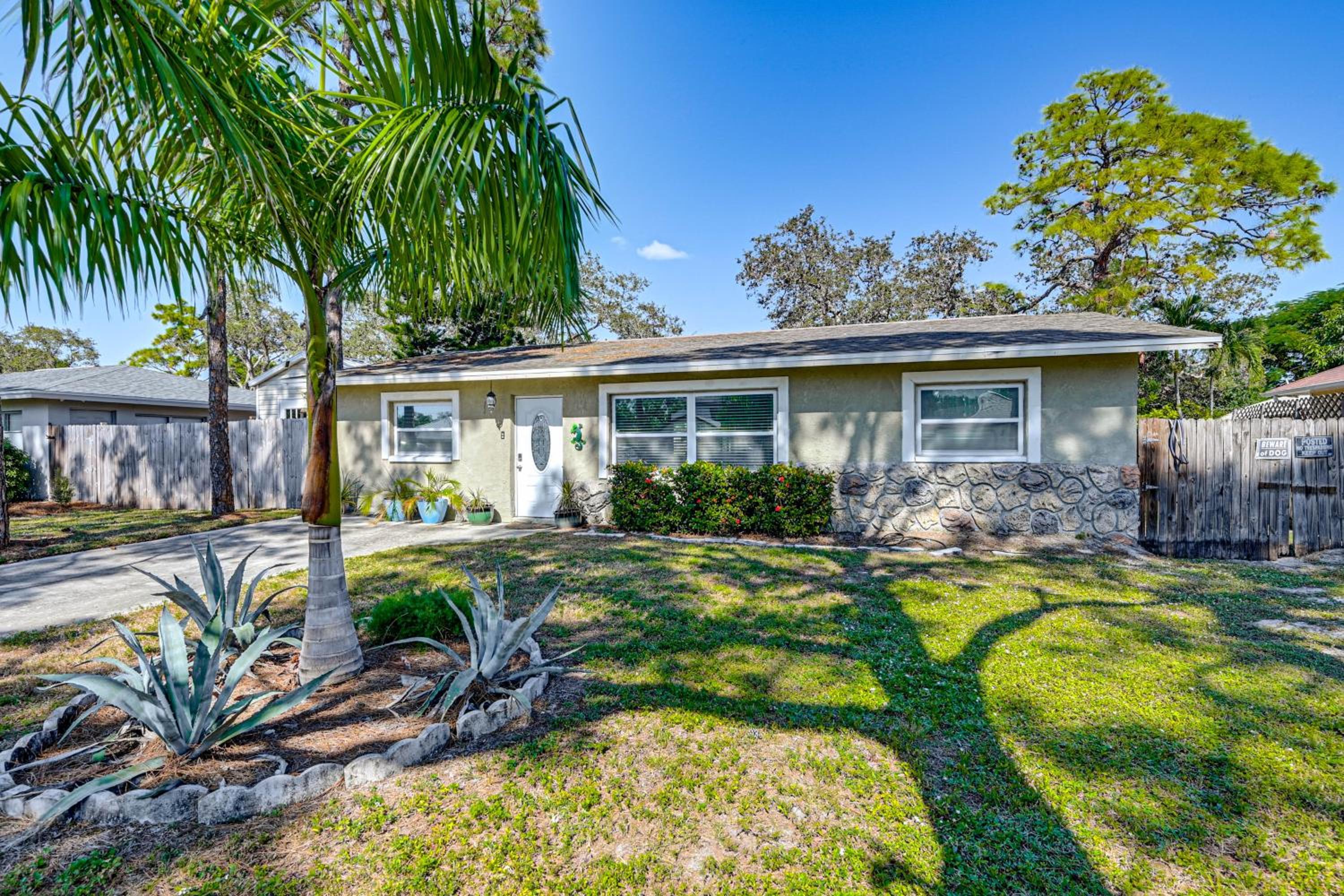Pet Friendly! Sunny Getaway 3 Mi to Barefoot Beach