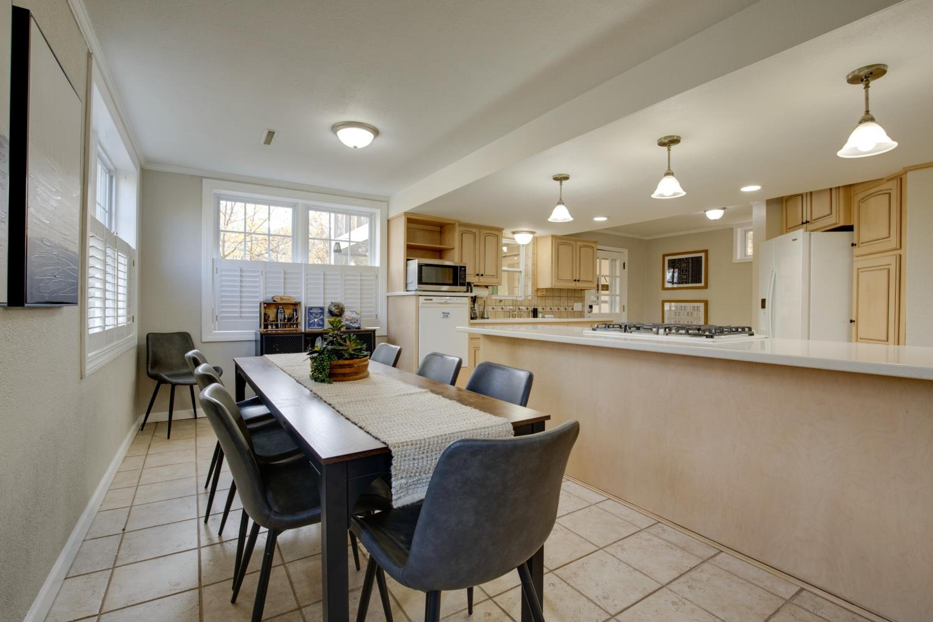 2 Mi to Downtown 4BR Country Home Near K-State