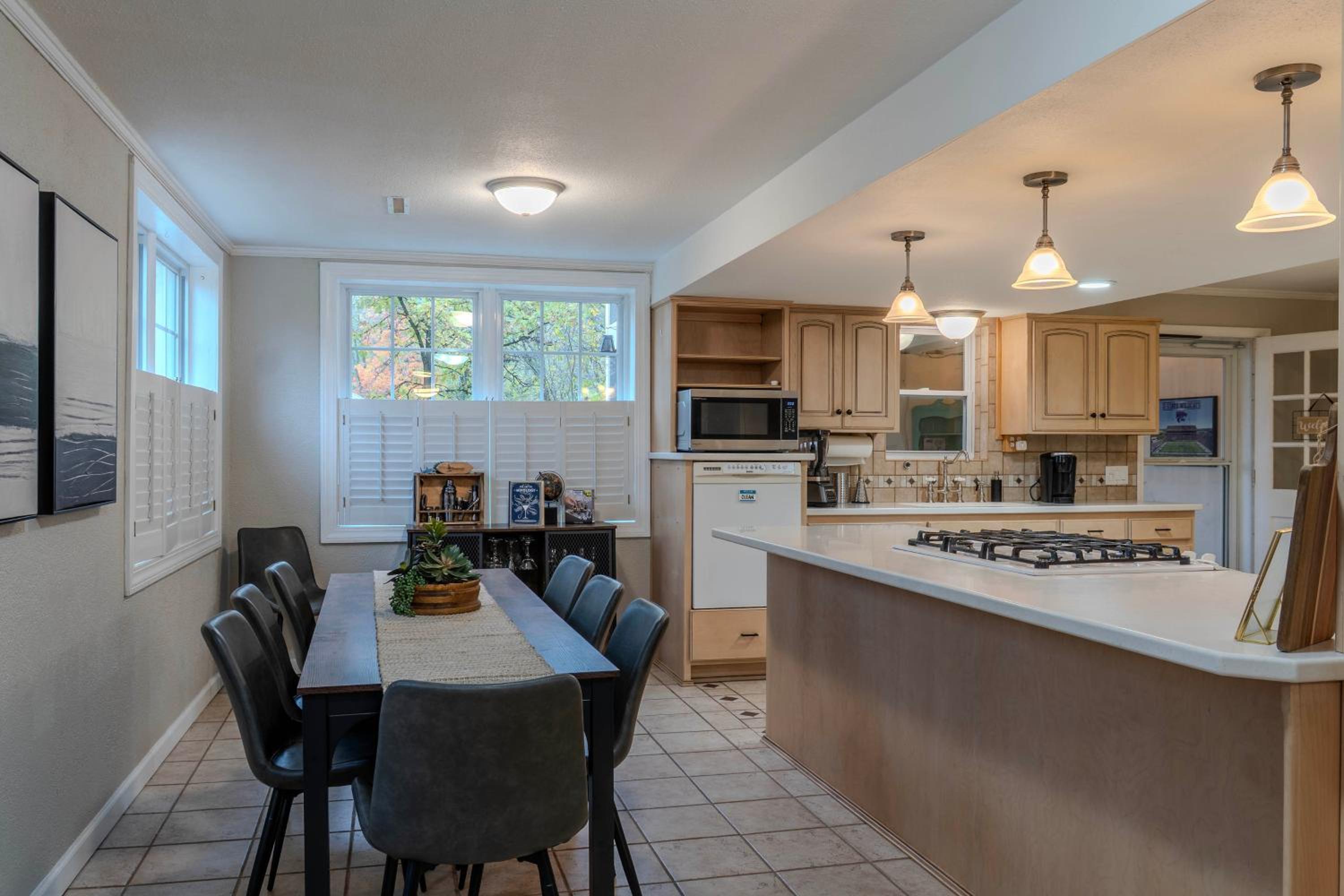 2 Mi to Downtown 4BR Country Home Near K-State