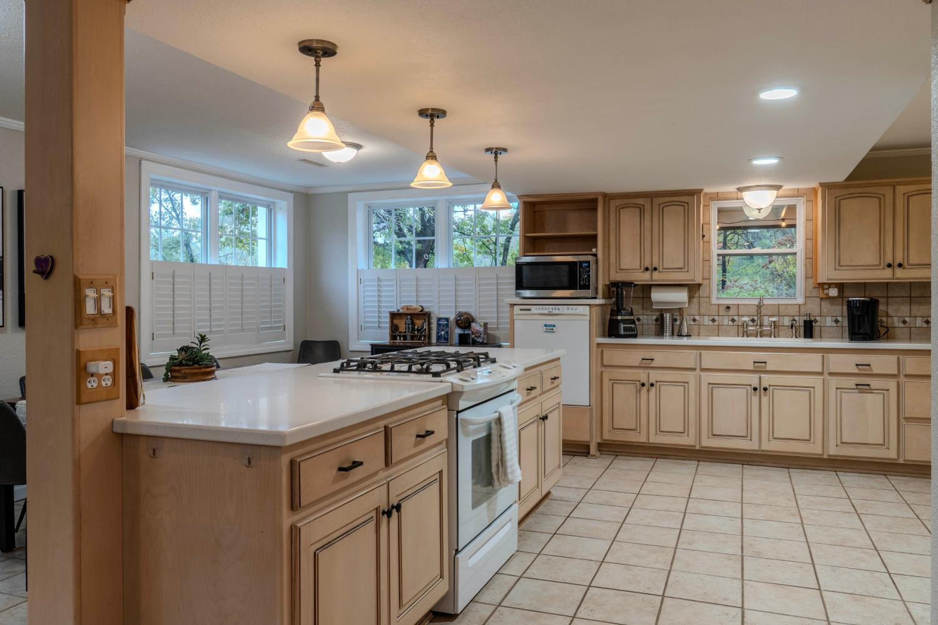 2 Mi to Downtown 4BR Country Home Near K-State