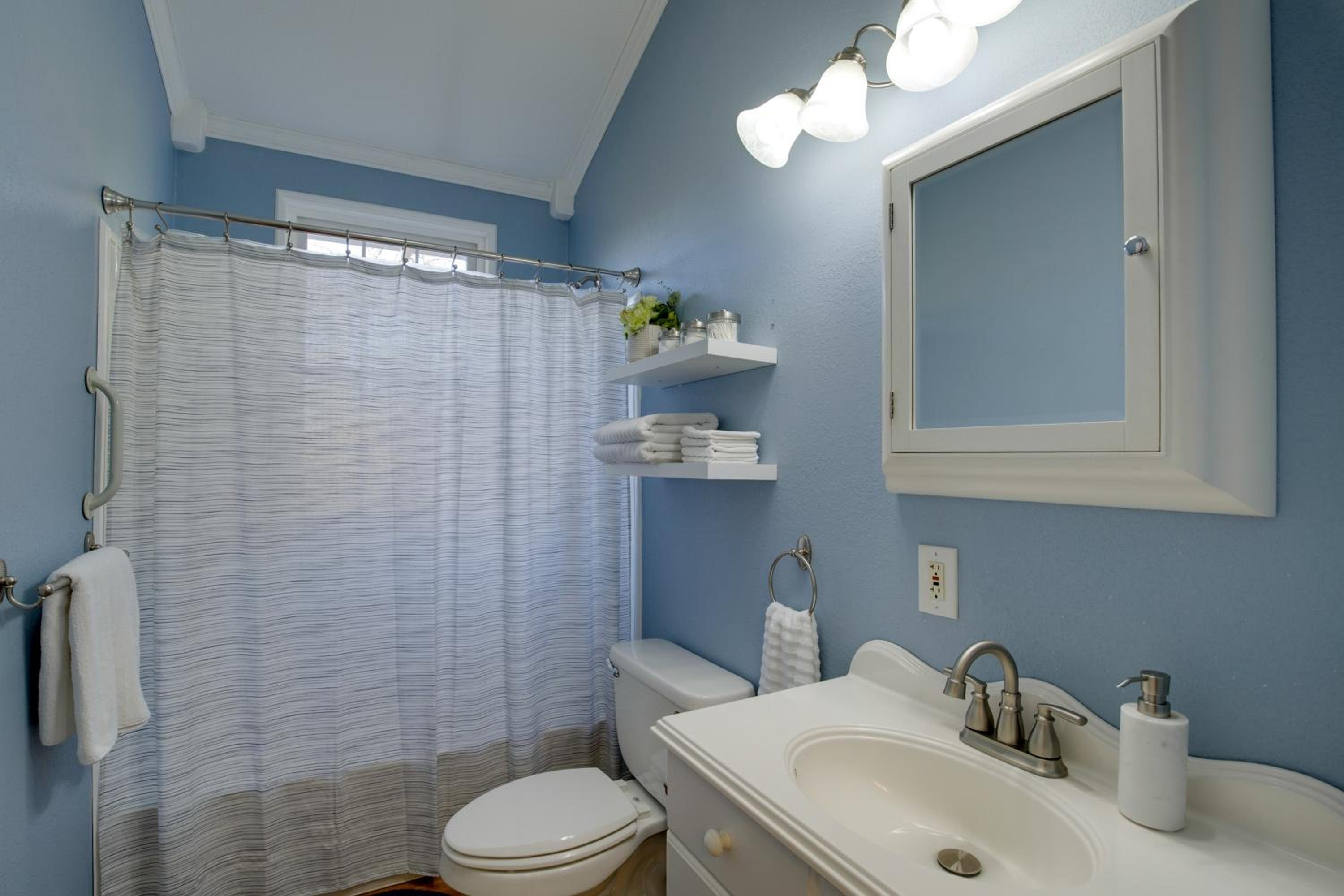 2 Mi to Downtown 4BR Country Home Near K-State
