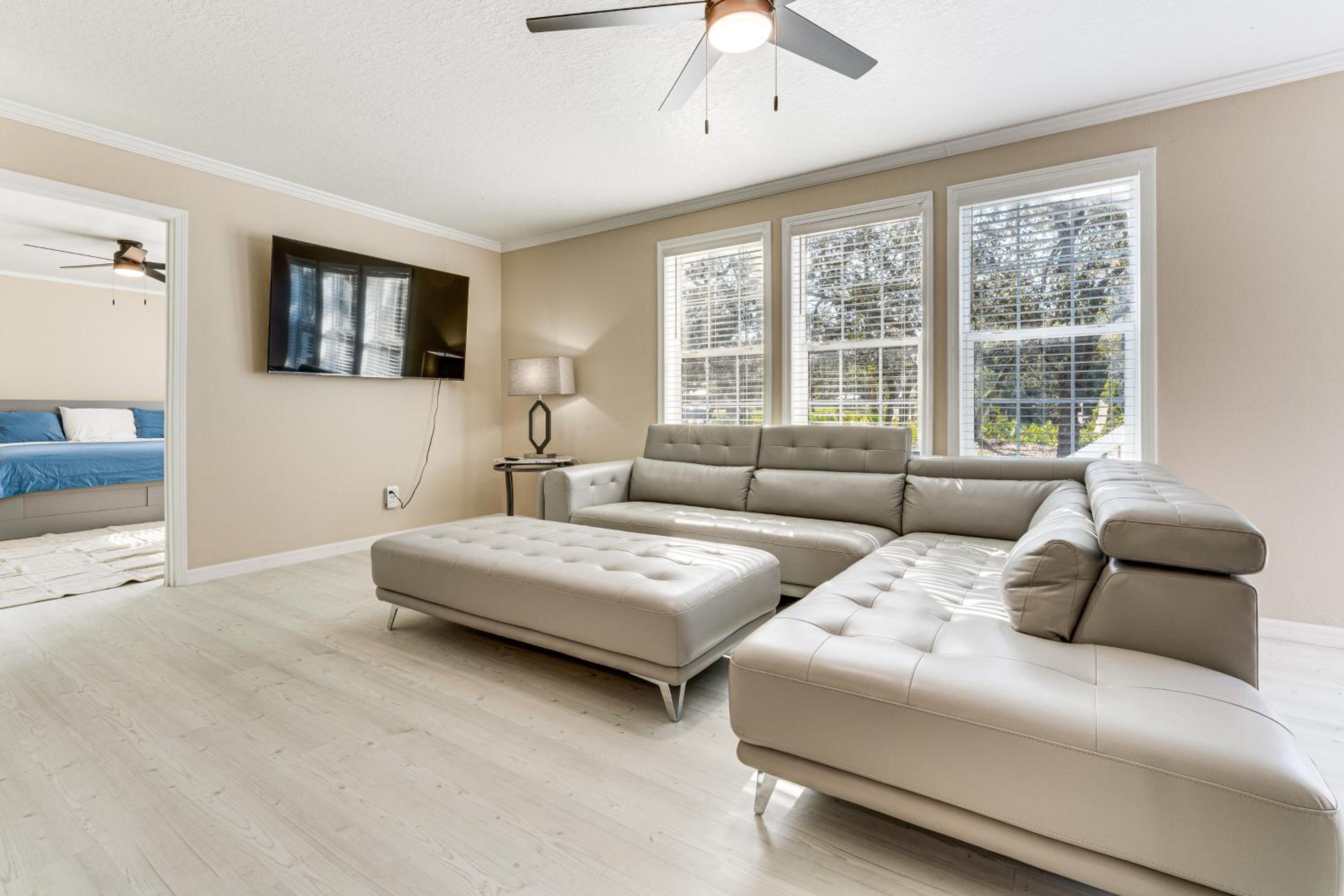 7 Mi to Disney Pet-Friendly Home with Yard