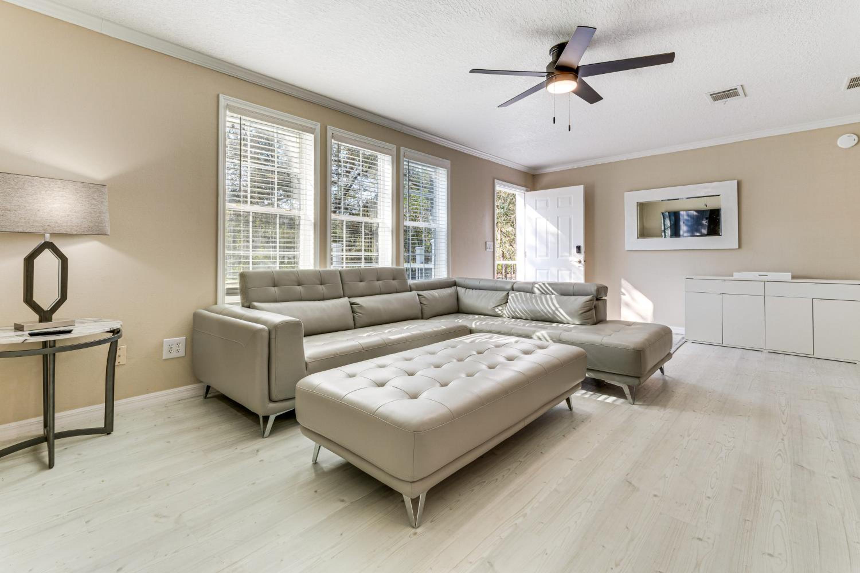7 Mi to Disney Pet-Friendly Home with Yard