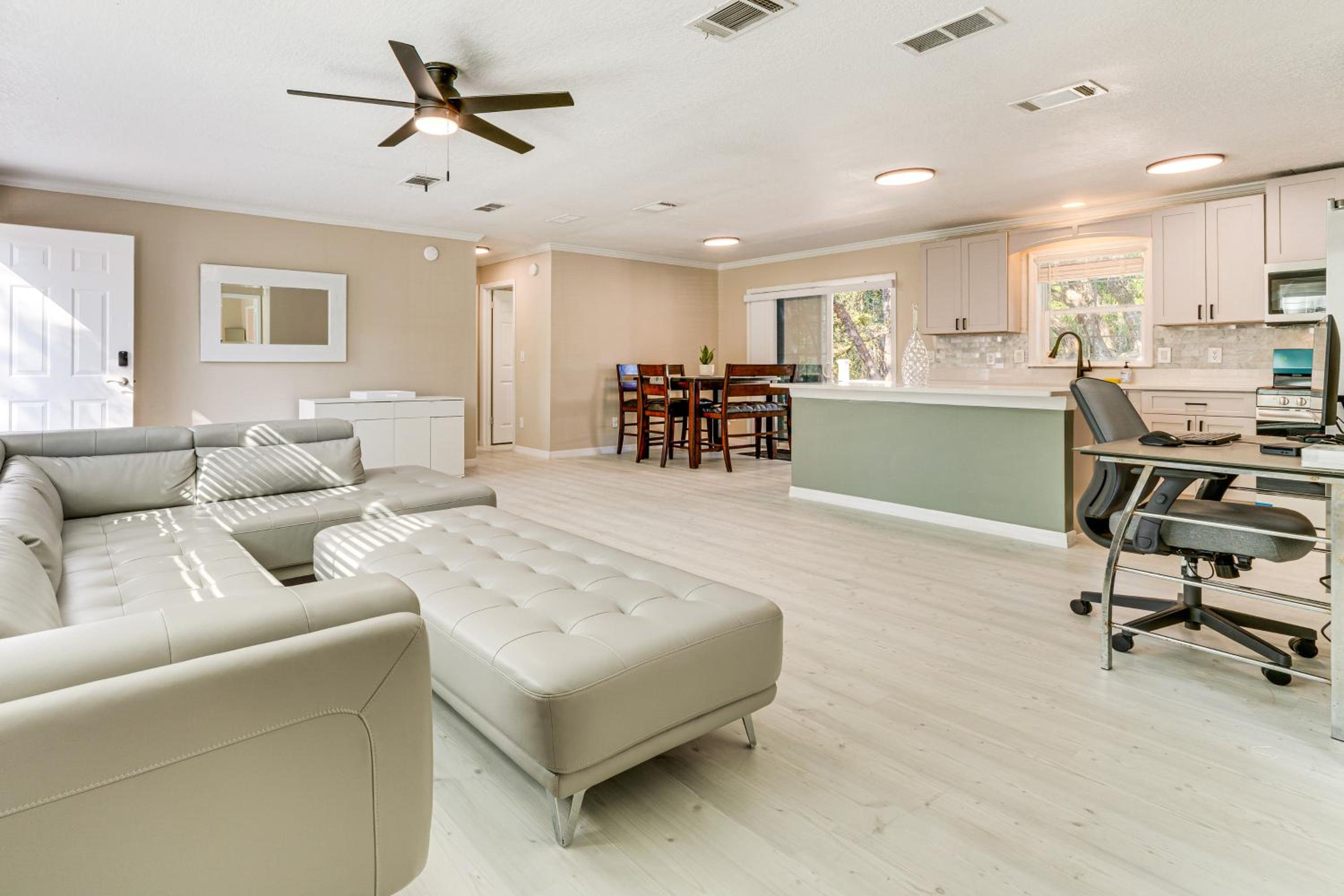 7 Mi to Disney Pet-Friendly Home with Yard