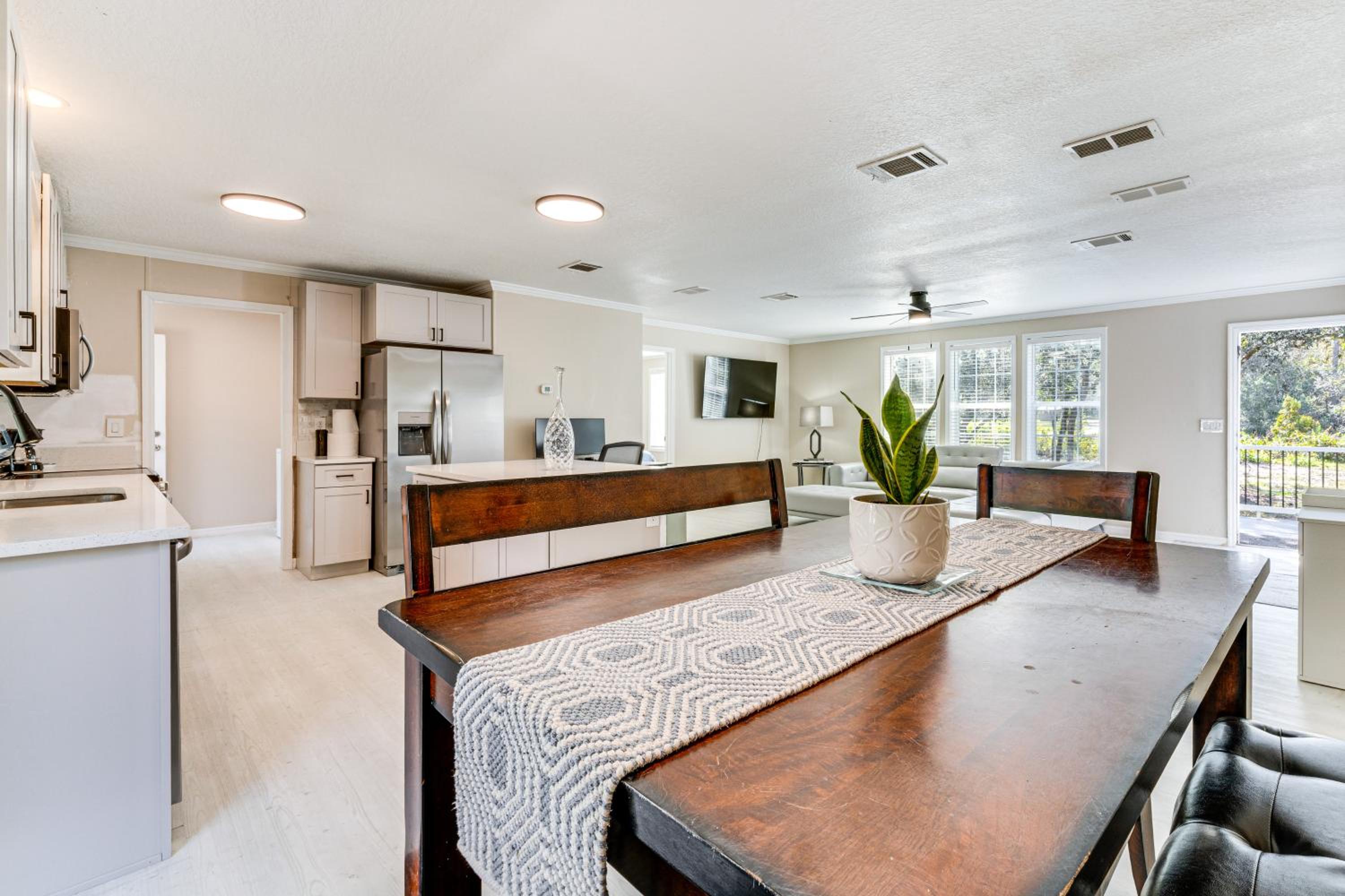 7 Mi to Disney Pet-Friendly Home with Yard