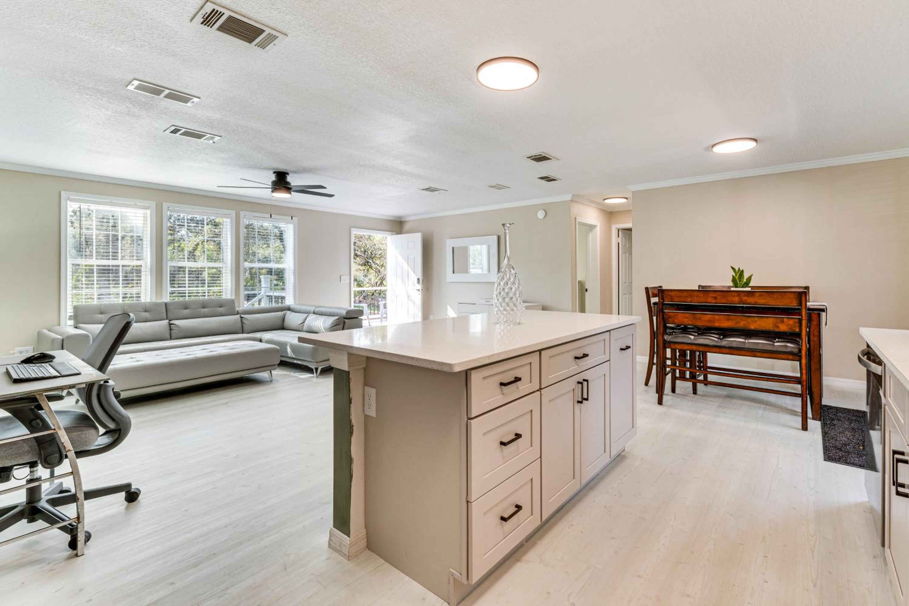 7 Mi to Disney Pet-Friendly Home with Yard