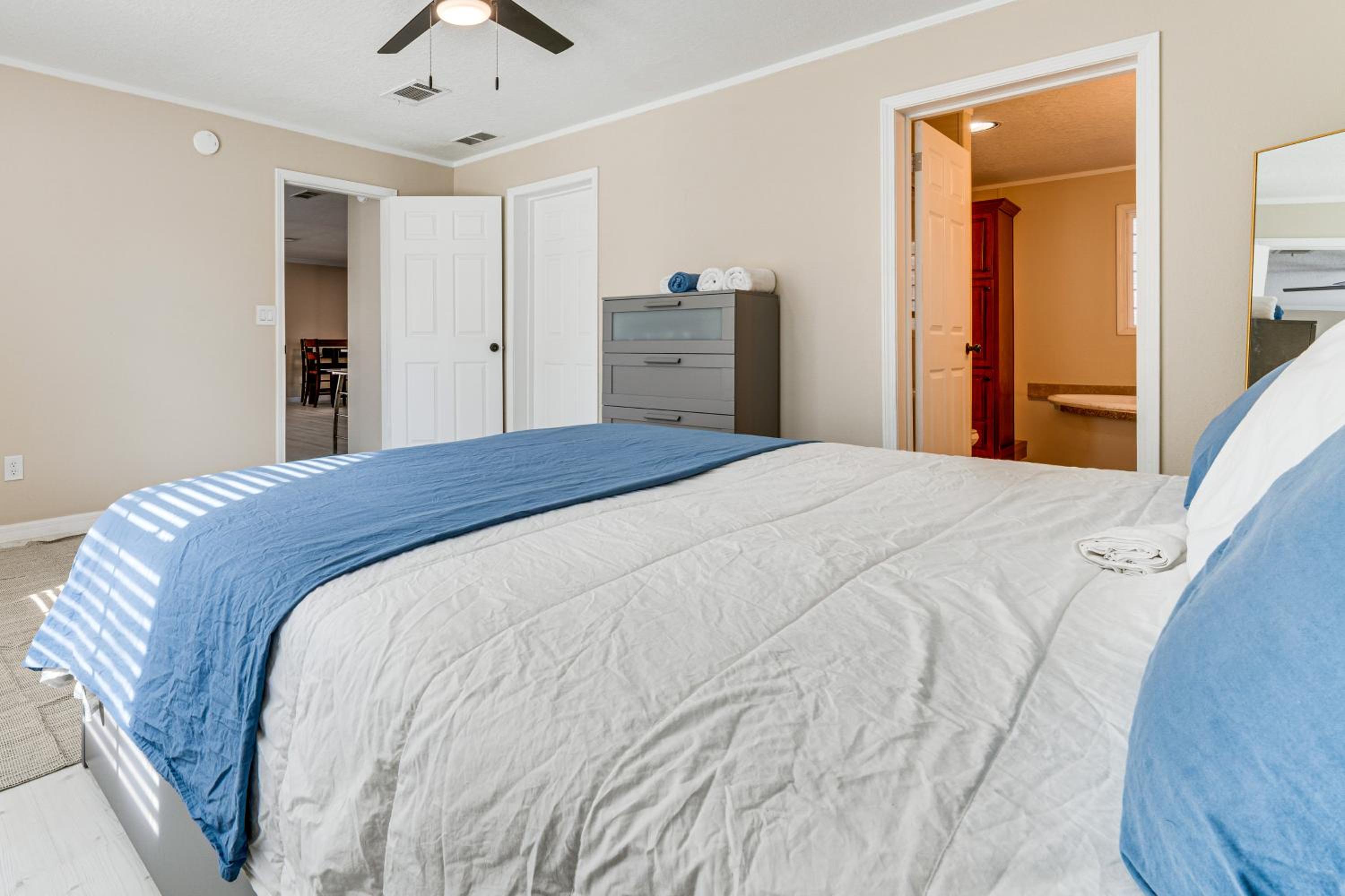 7 Mi to Disney Pet-Friendly Home with Yard