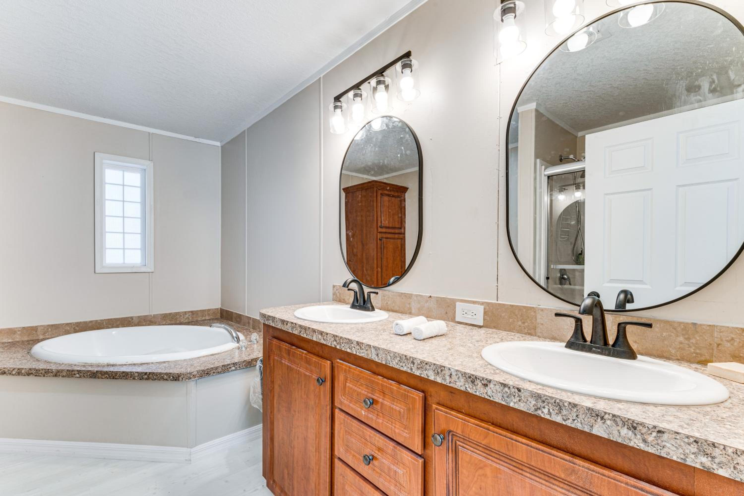 7 Mi to Disney Pet-Friendly Home with Yard