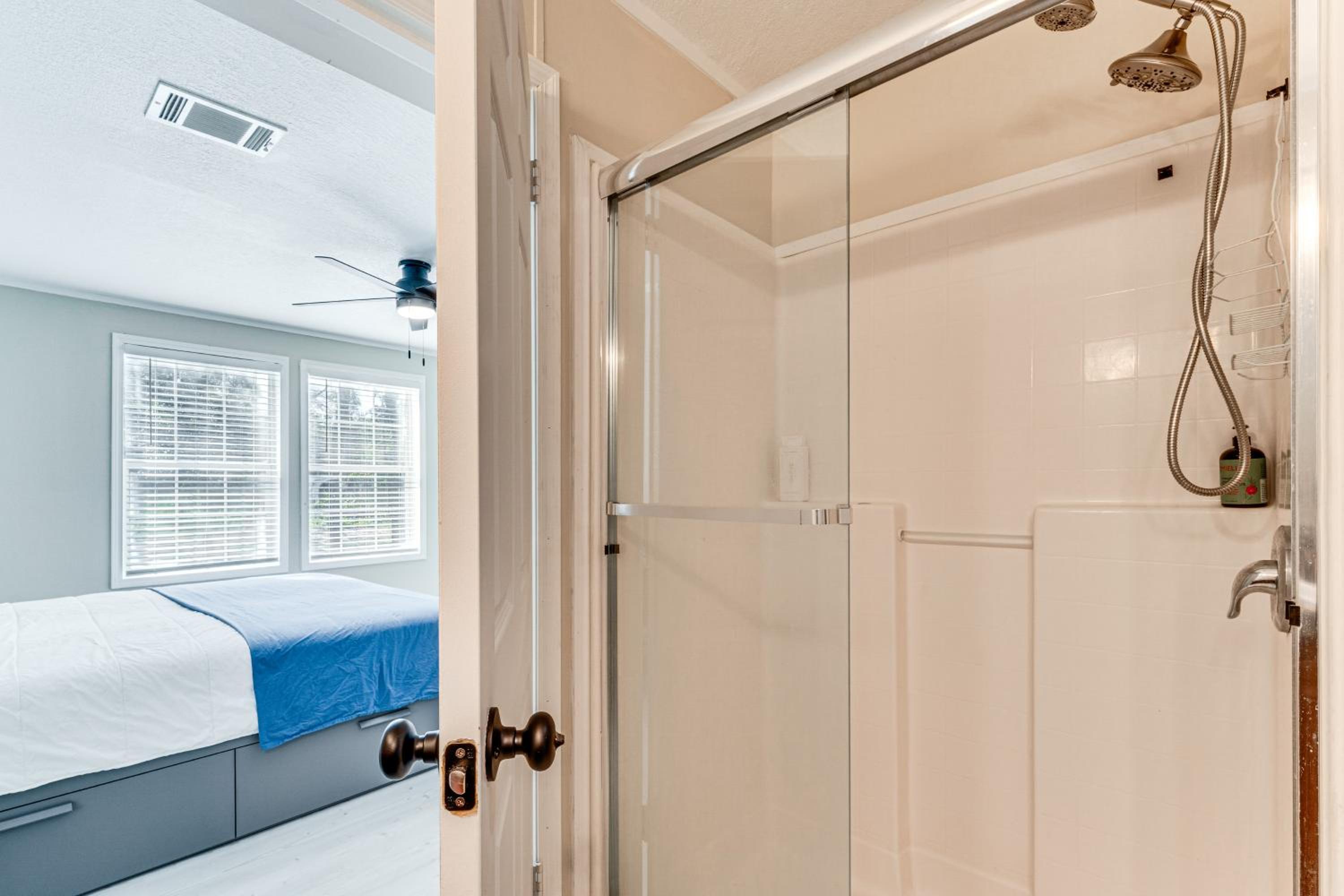 7 Mi to Disney Pet-Friendly Home with Yard