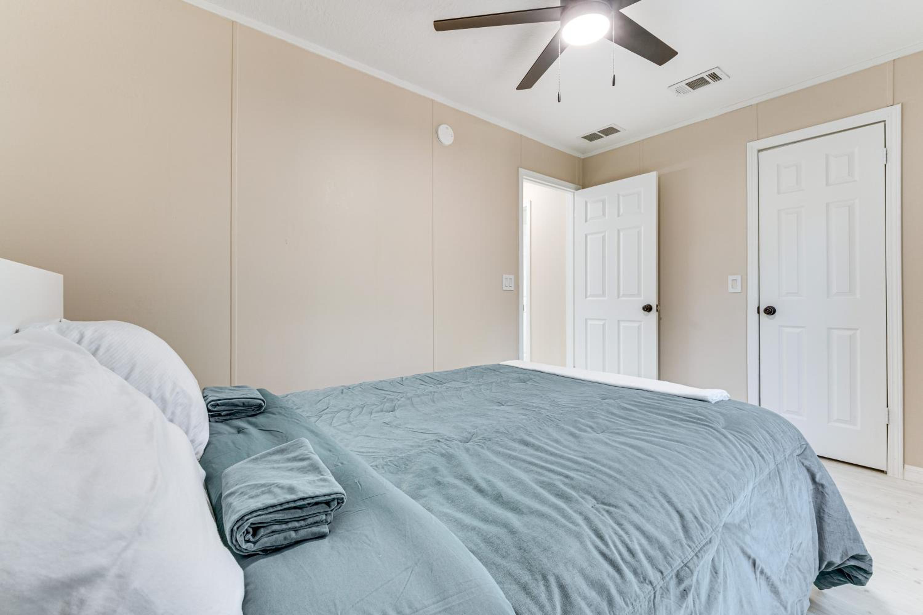 7 Mi to Disney Pet-Friendly Home with Yard