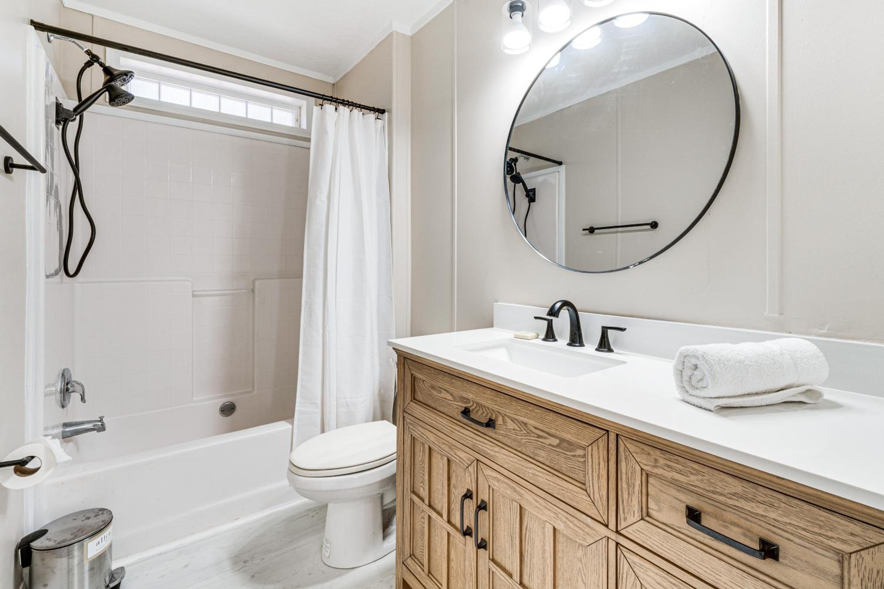 7 Mi to Disney Pet-Friendly Home with Yard