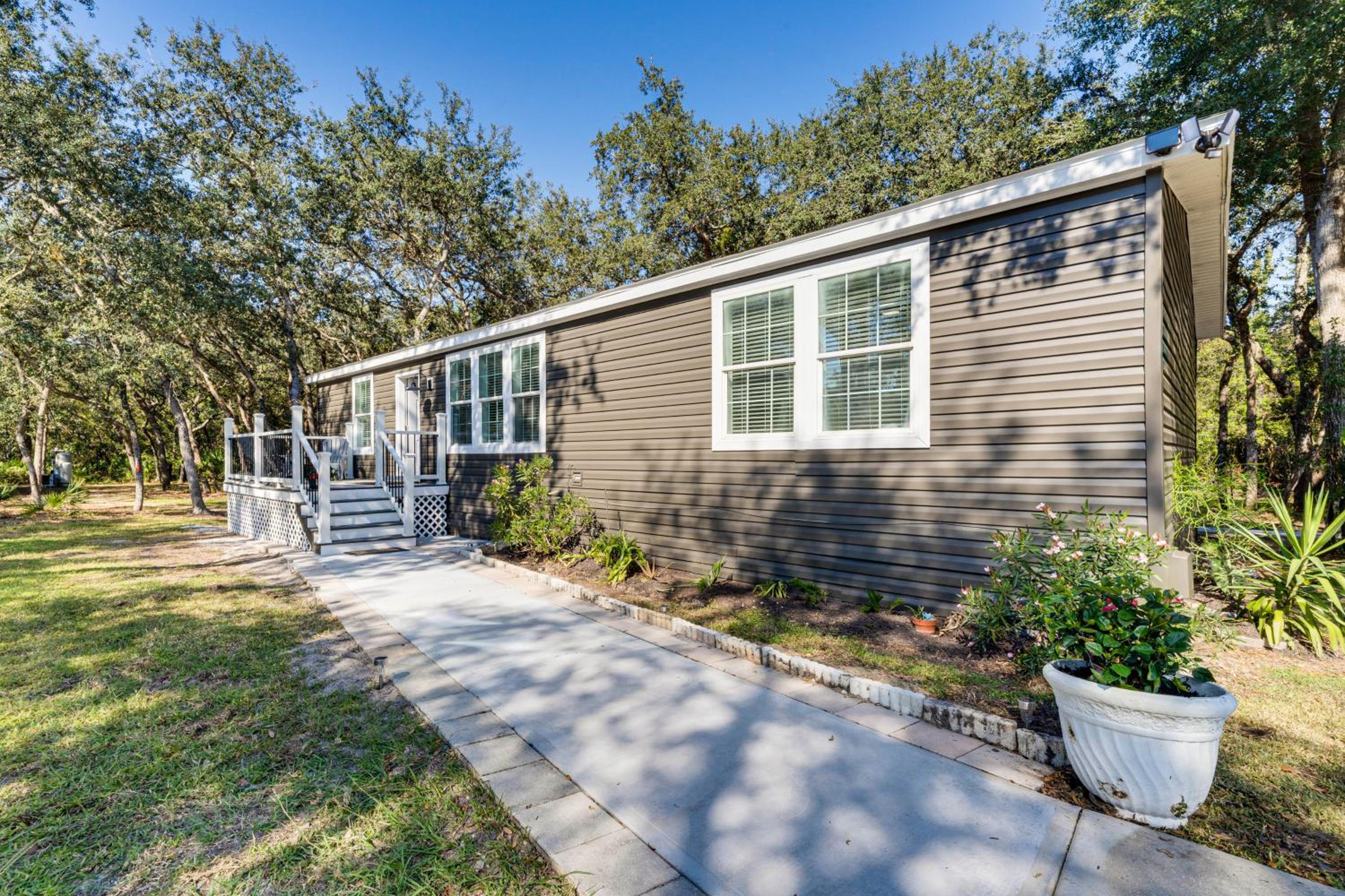 7 Mi to Disney Pet-Friendly Home with Yard