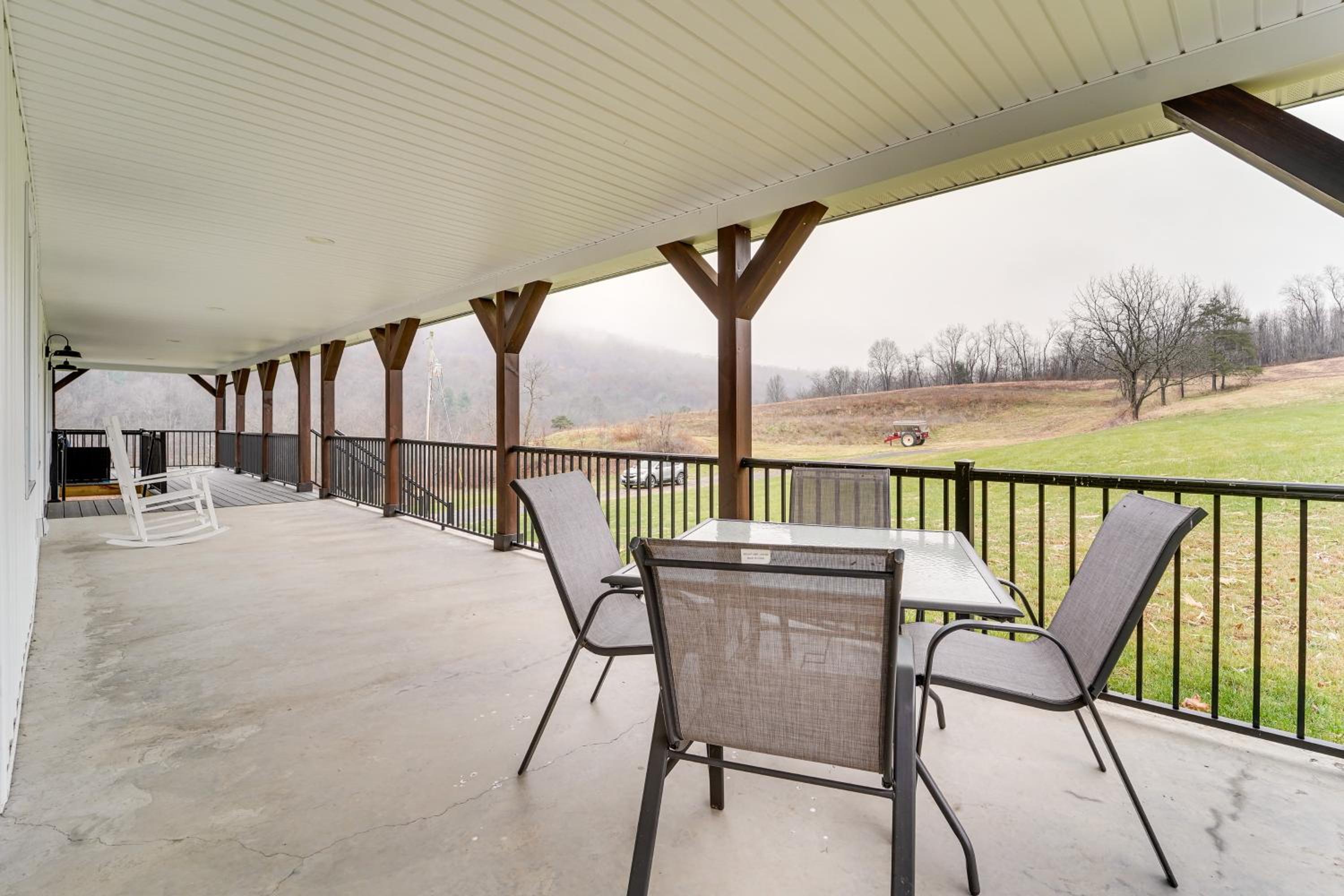 Mtn Views! Peaceful Rural Retreat in Mapleton