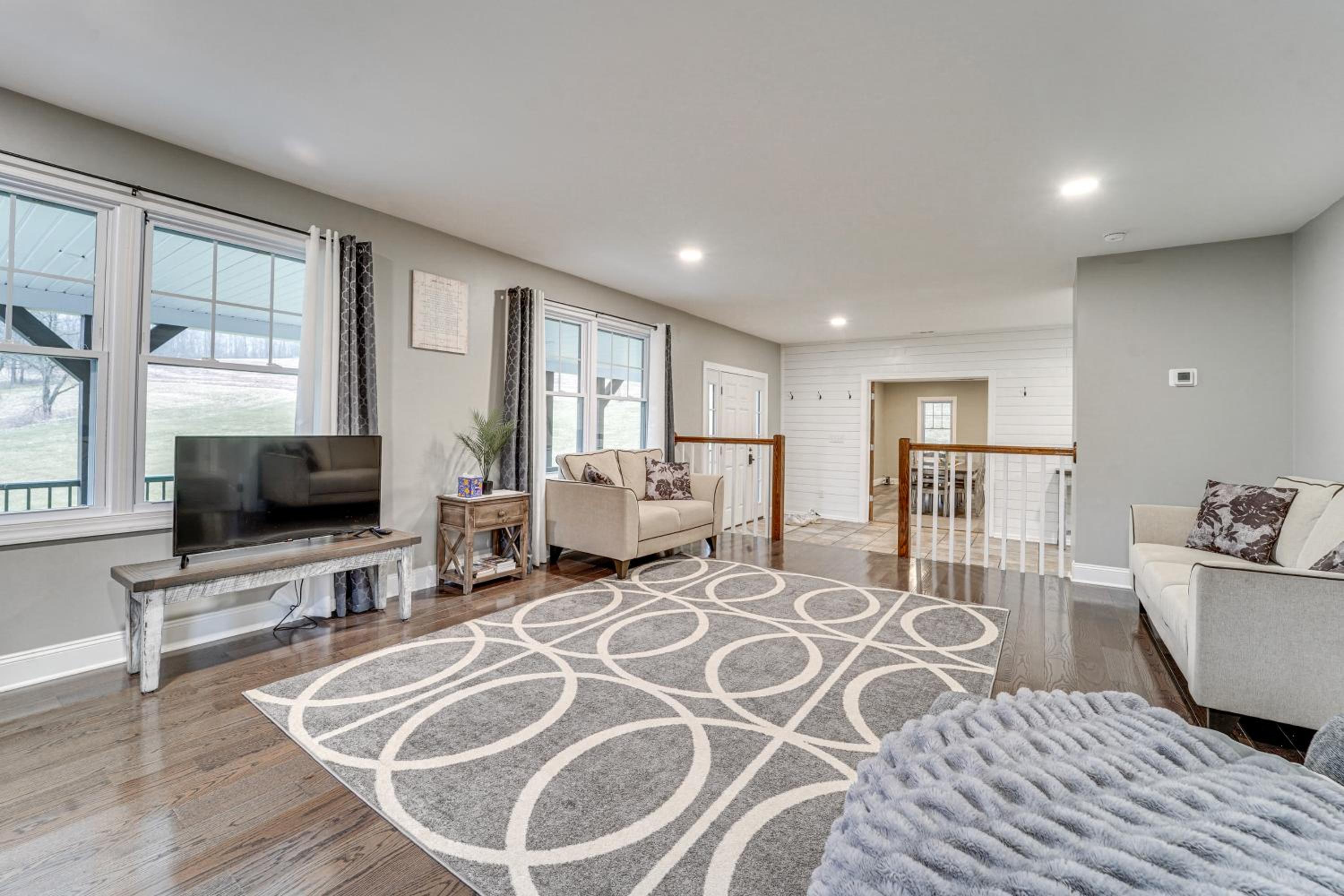 Mtn Views! Peaceful Rural Retreat in Mapleton
