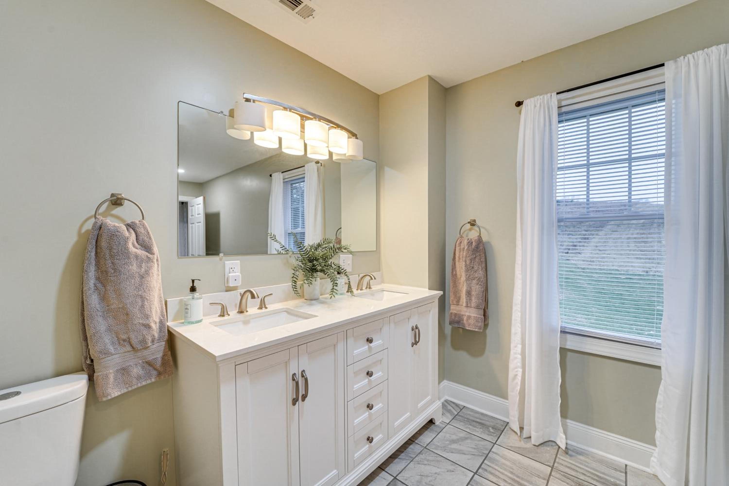 Mtn Views! Peaceful Rural Retreat in Mapleton