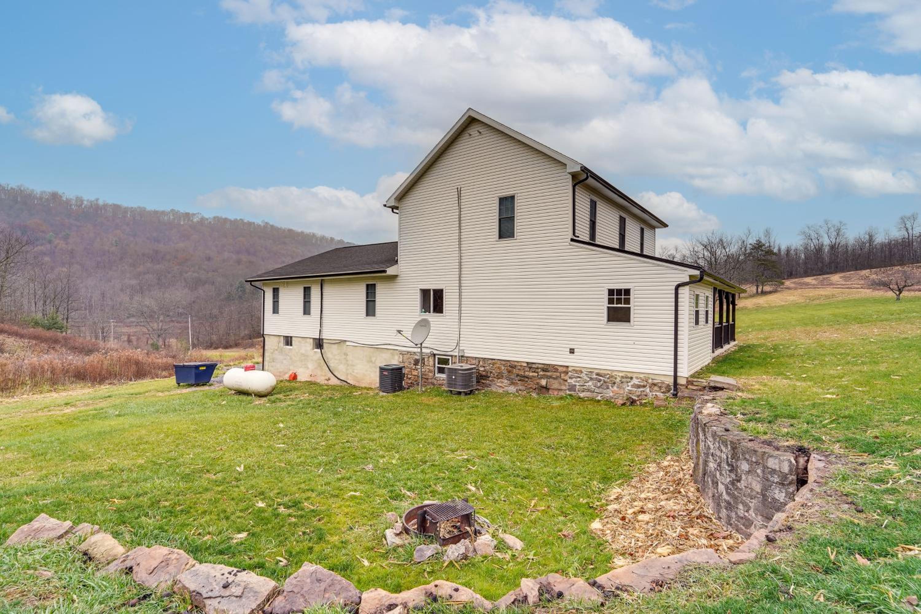 Mtn Views! Peaceful Rural Retreat in Mapleton