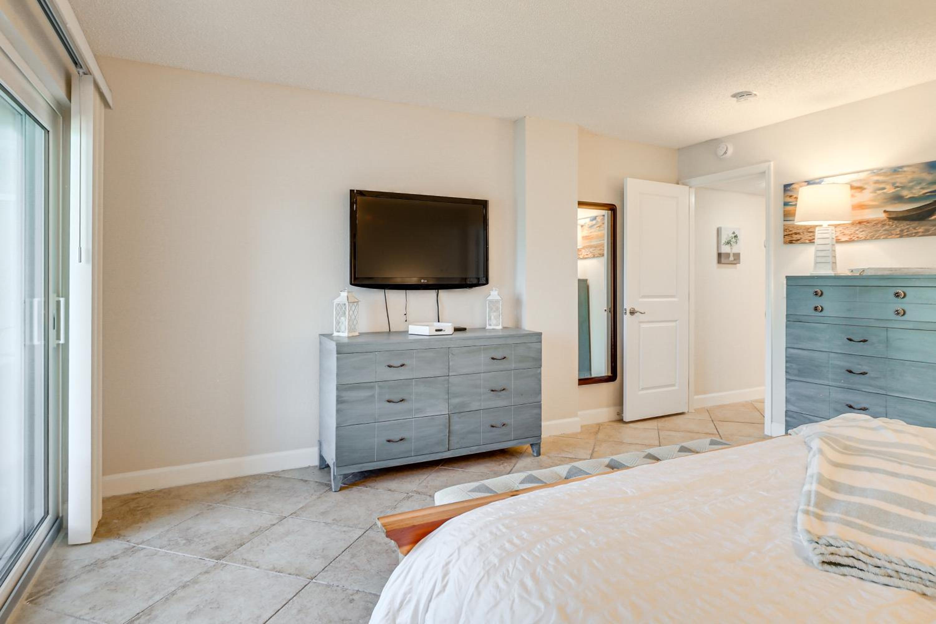 Great View, Resort Perks! Waterfront St Pete Condo